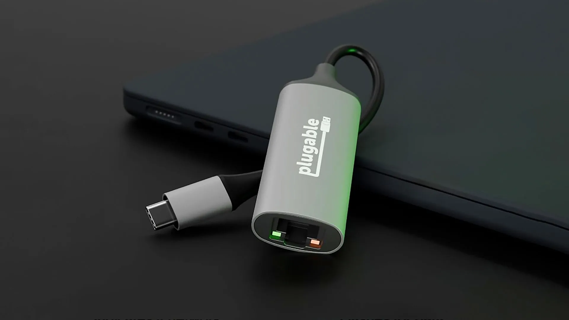 Adapter Plugable 5Gbps USB-C màu đen với các cổng kết nối