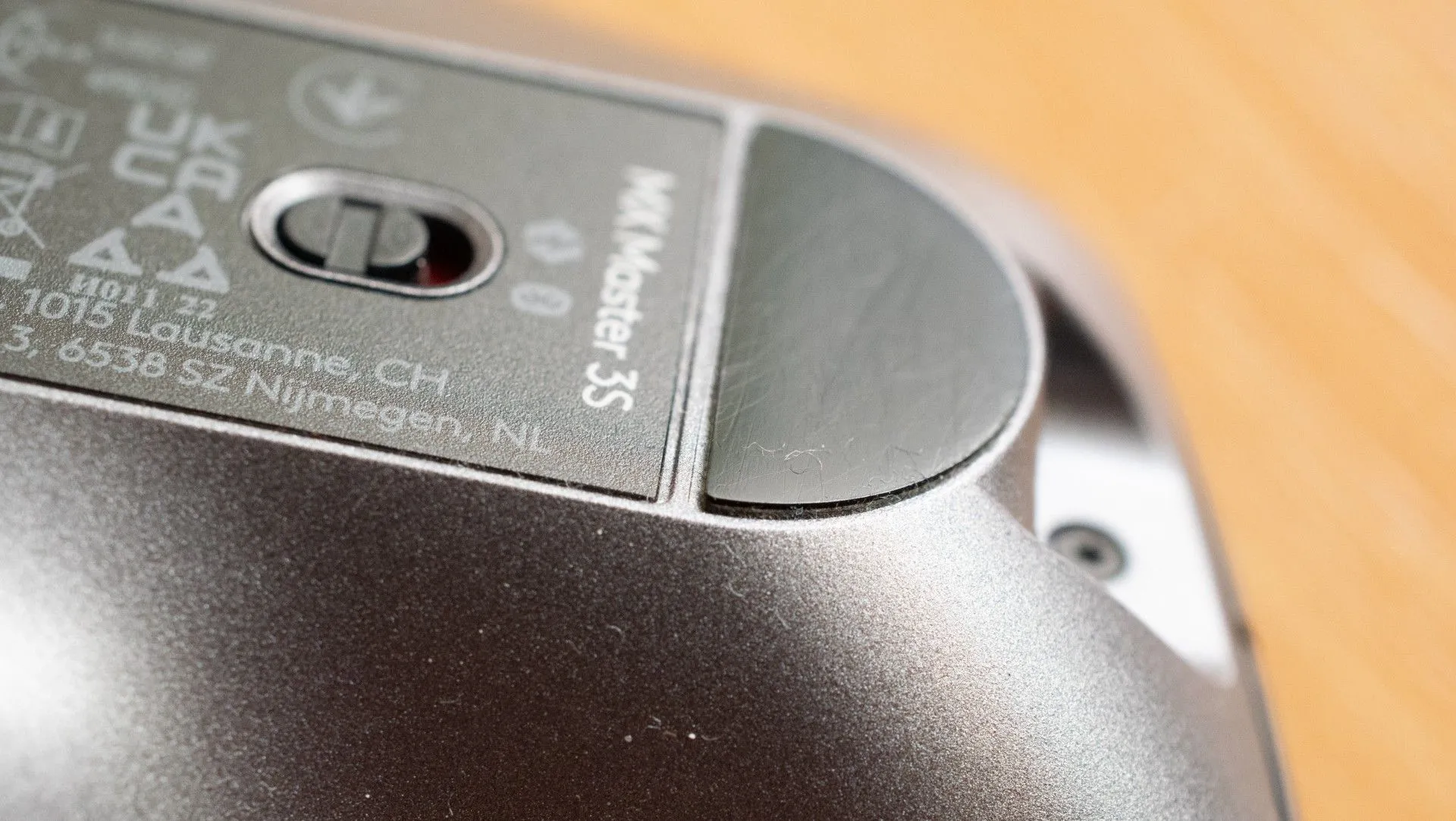 Ảnh macro cho thấy phần feet chuột Logitech MX Master 3S với chất liệu kém mượt và cạnh sắc