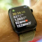 Apple Watch Series 8 theo dõi bài tập sức mạnh truyền thống, minh họa tính năng fitness của đồng hồ.