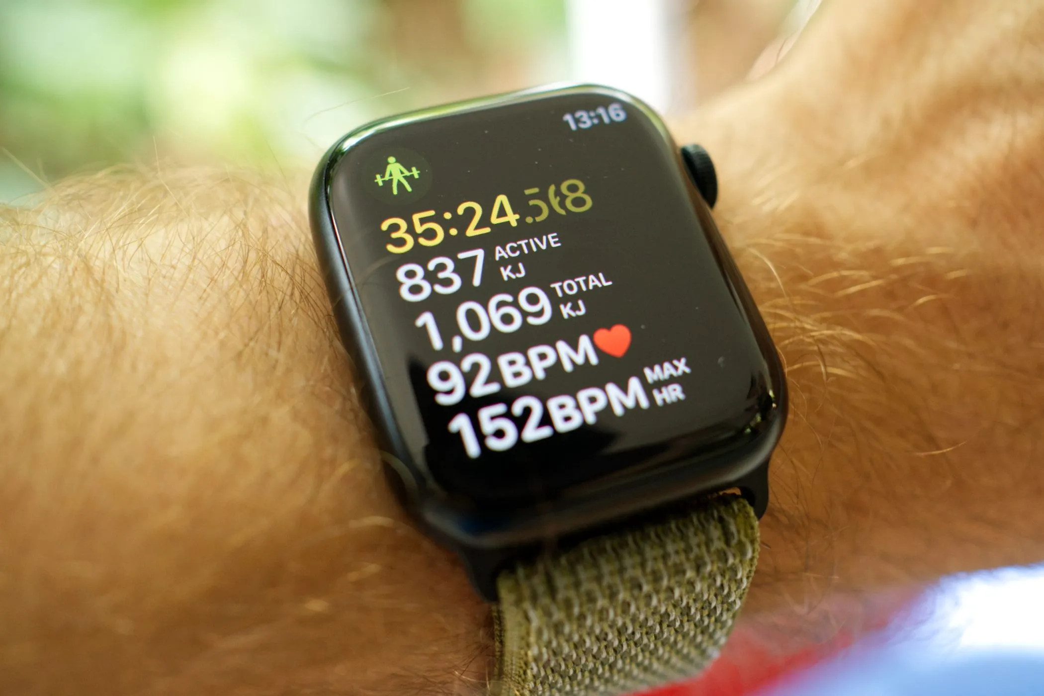 Apple Watch Series 8 theo dõi bài tập sức mạnh truyền thống, minh họa tính năng fitness của đồng hồ.