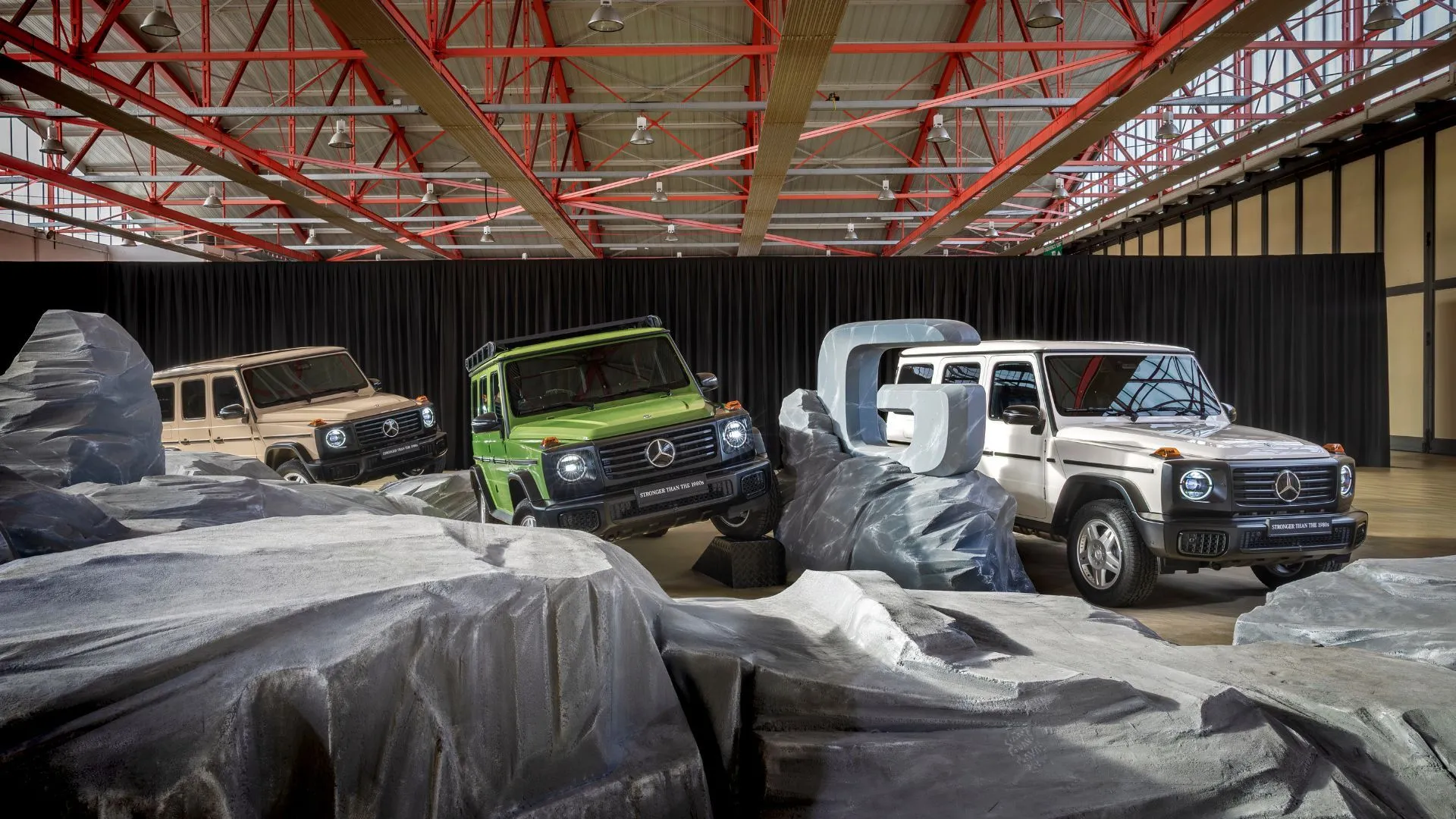 Ba chiếc Mercedes-Benz G-Class Edition Stronger Than The 1980s trưng bày trong nhà kho, tôn vinh khả năng off-road.