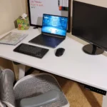 bàn làm việc thông minh Autonomous SmartDesk Core màu trắng với đồ dùng sắp xếp gọn gàng