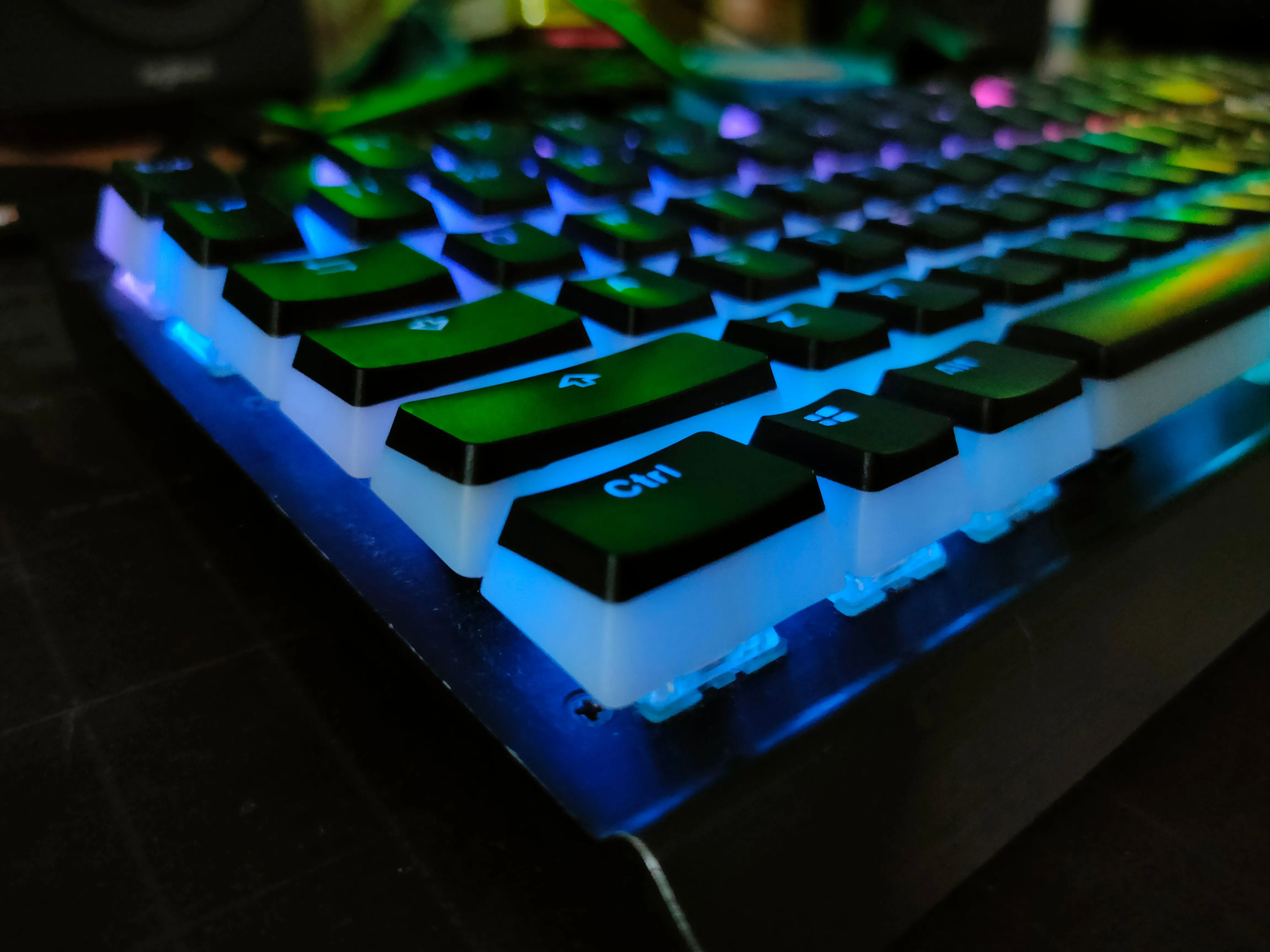 Bàn phím cơ Corsair K70 phiên bản cũ với thiết kế cồng kềnh, không phù hợp để đặt lên đùi.