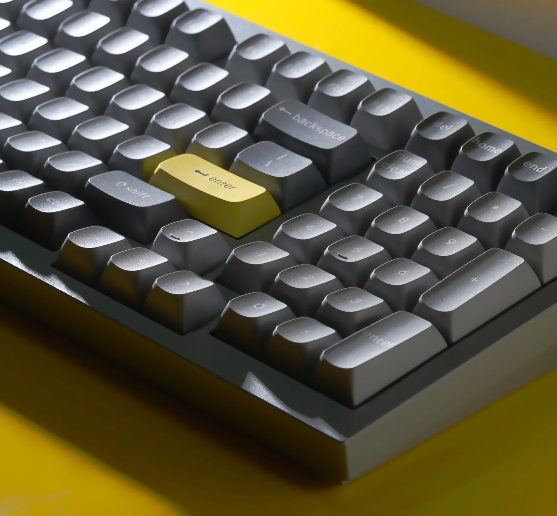 Bàn phím cơ Keychron Q5 QMK với layout 1800 (96%), một ví dụ về barebones kit tùy chỉnh phổ biến.