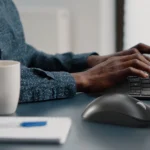 Bàn phím Incase Compact Ergonomic Keyboard với thiết kế chia đôi và kê tay thoải mái