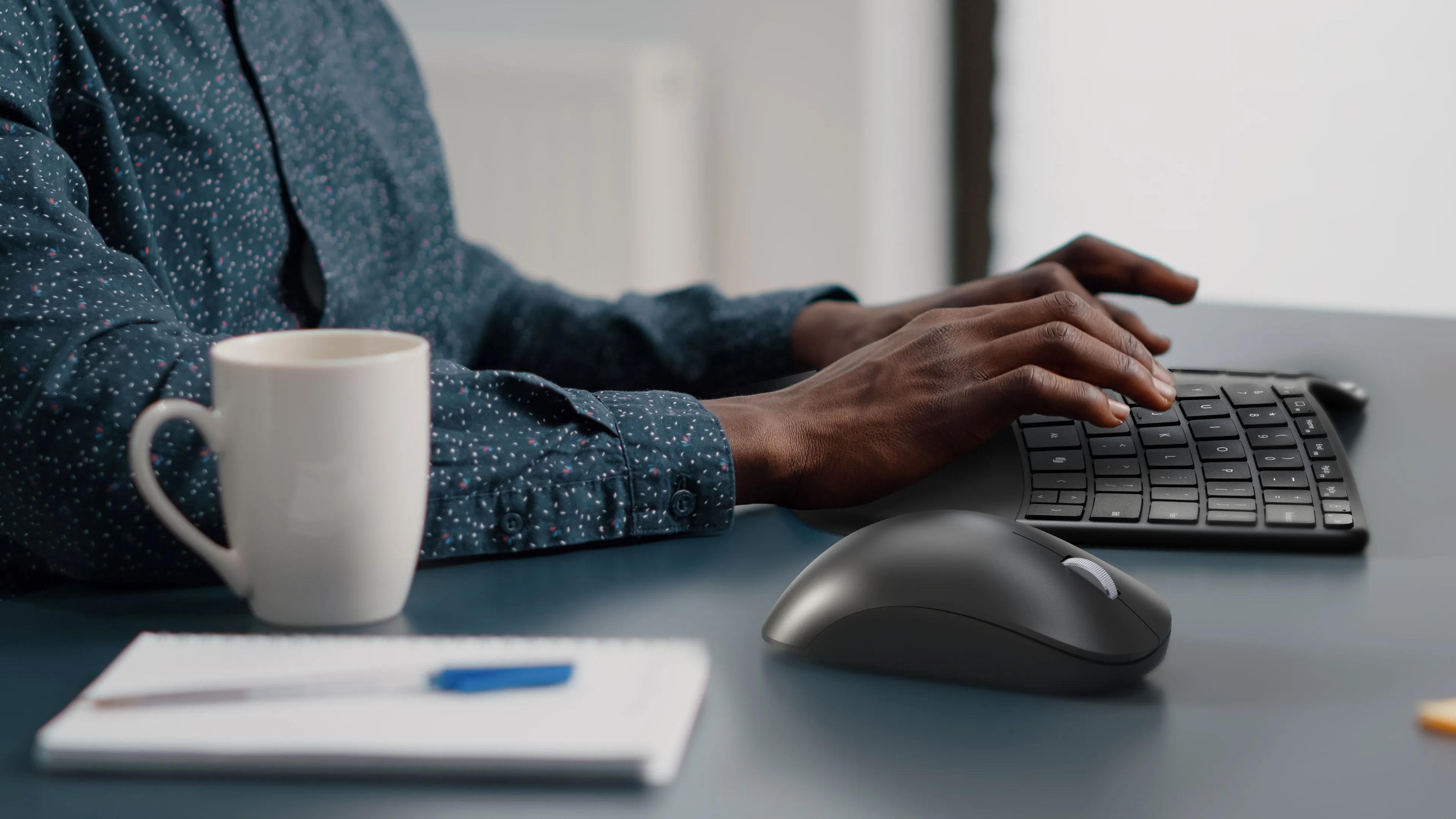 Bàn phím Incase Compact Ergonomic Keyboard với thiết kế chia đôi và kê tay thoải mái