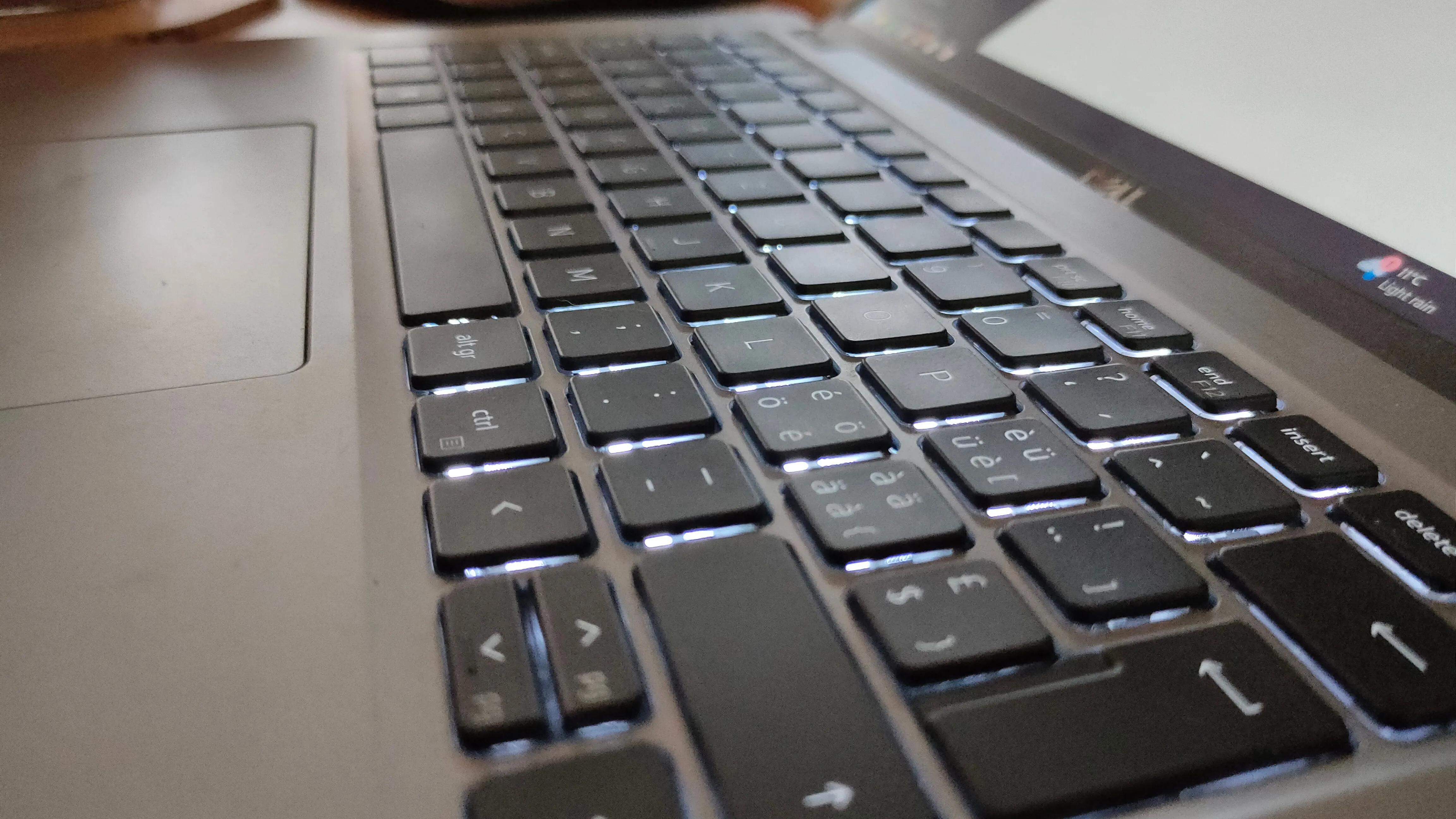 Bàn phím laptop có đèn nền sáng rõ trong điều kiện thiếu sáng
