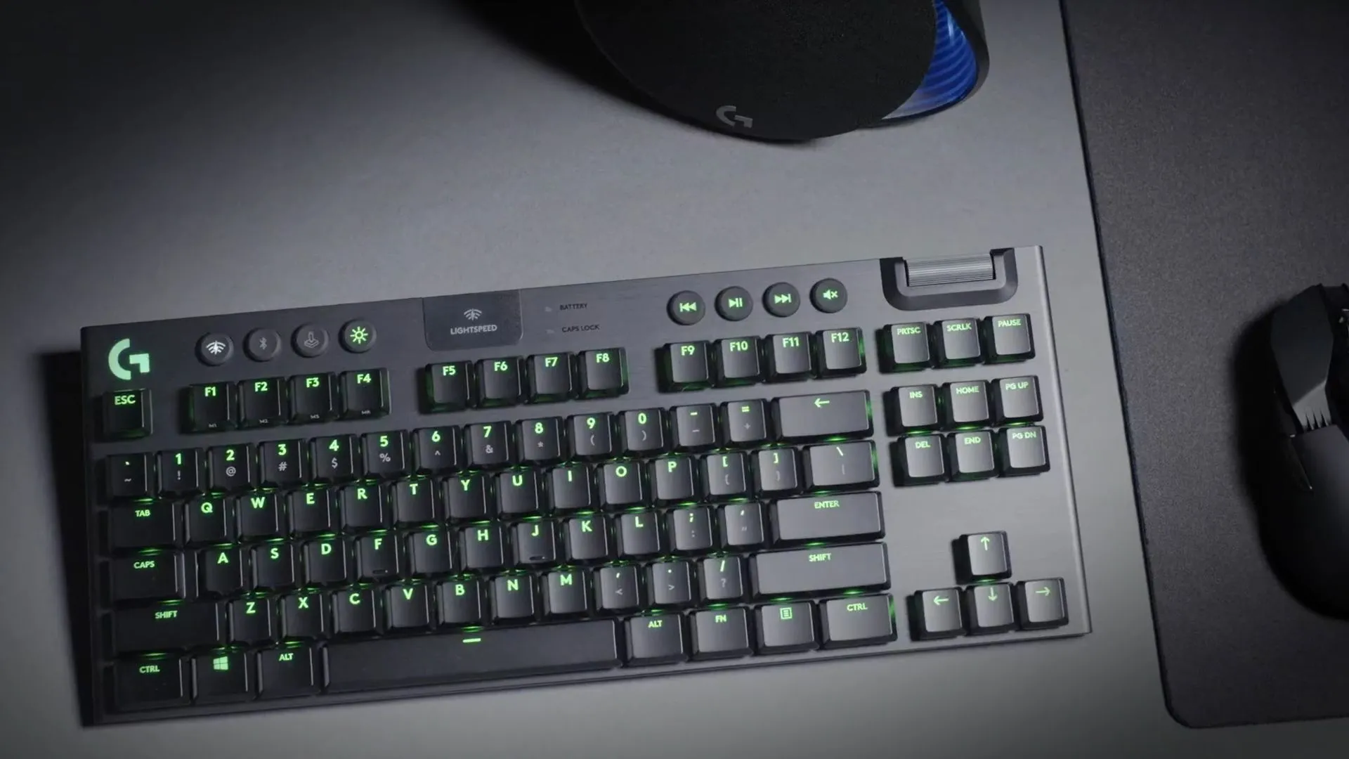 Bàn phím Logitech G915 Lightspeed TKL trên bàn màu xám
