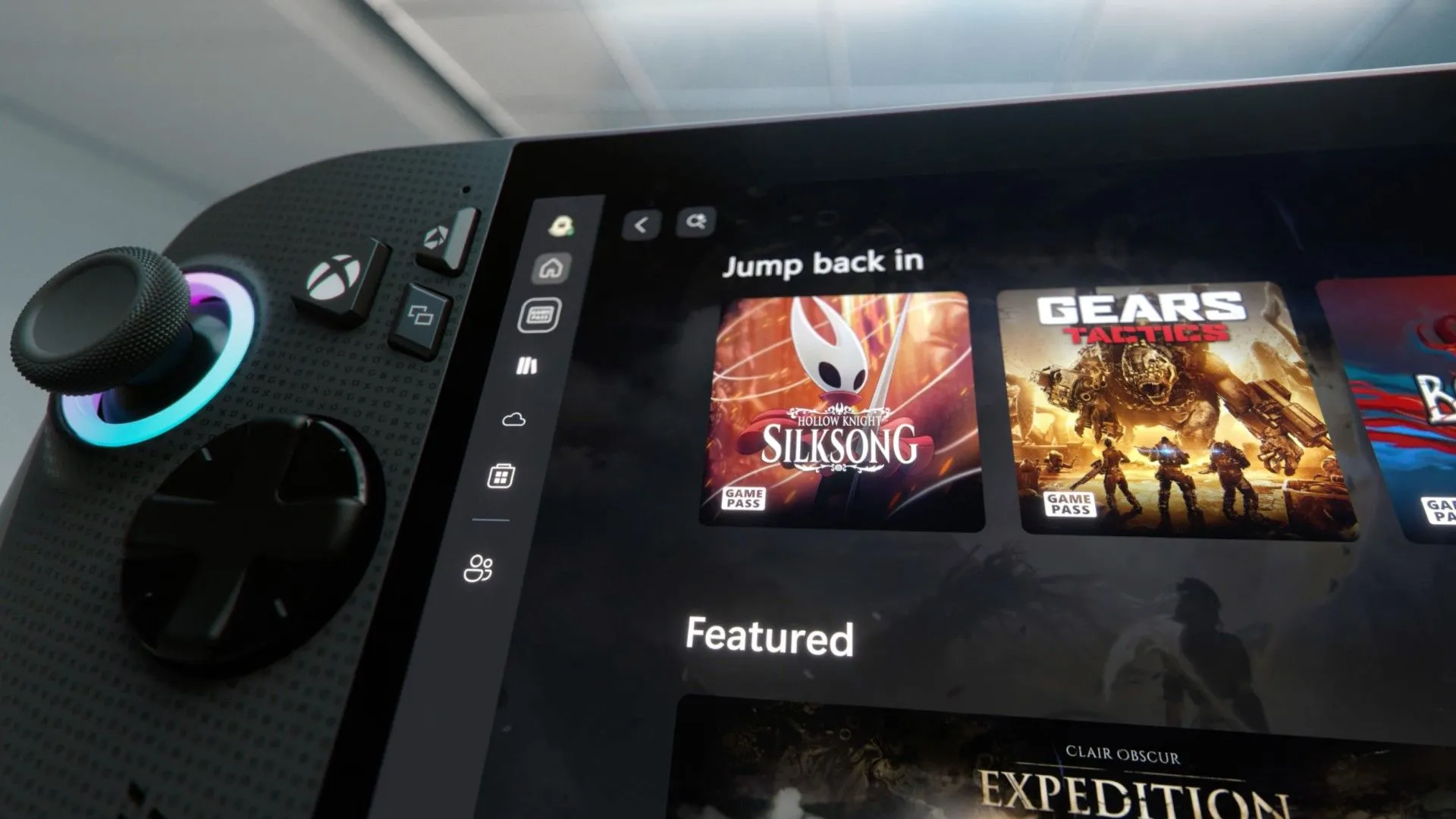 Bảng điều khiển ứng dụng Xbox trên ROG Xbox Ally X, hiển thị giao diện người dùng thân thiện với tay cầm