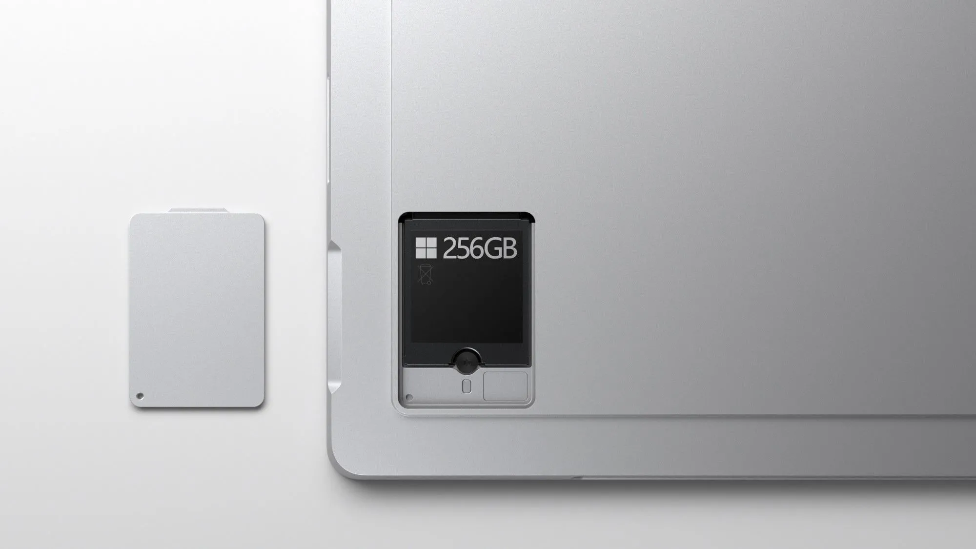 Bề mặt thiết bị Microsoft Surface với nắp đậy SSD đã được tháo rời.