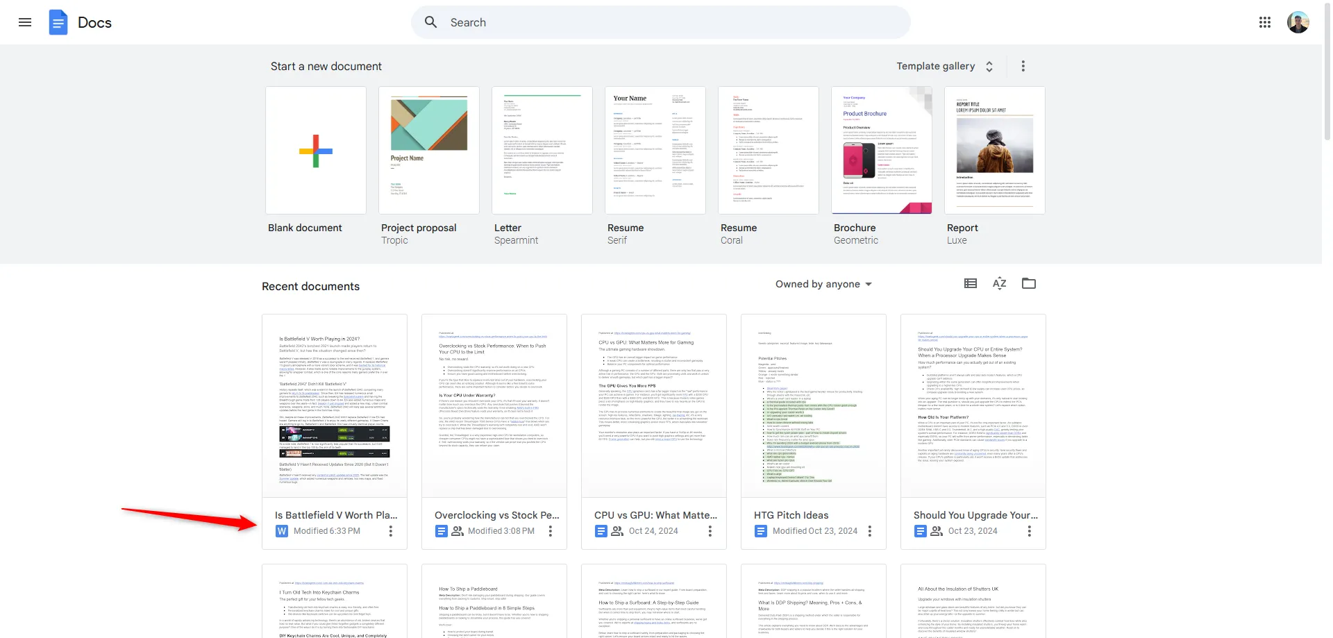 Biểu tượng chữ W màu xanh hiển thị tệp Word đã tải lên Google Docs