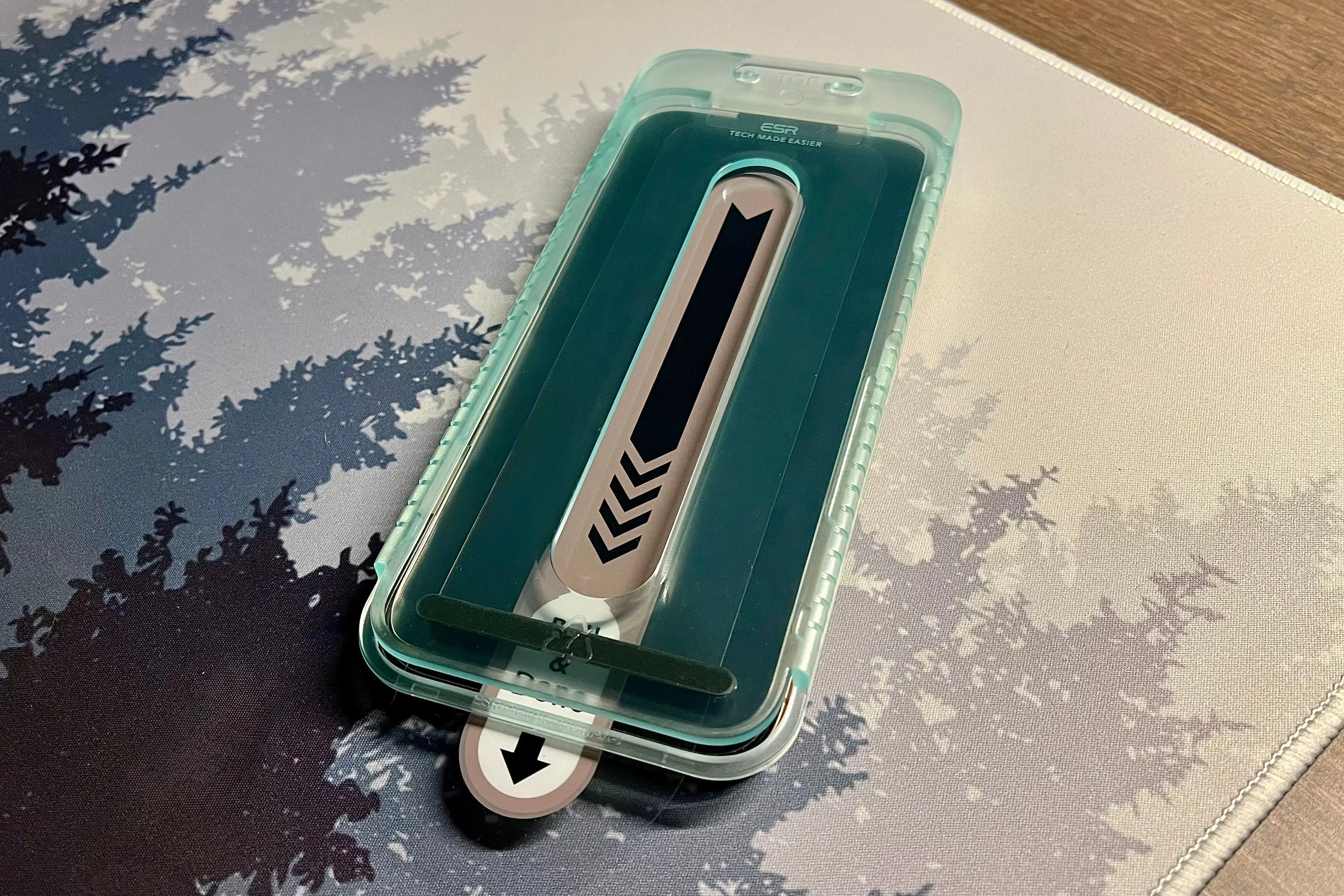 Bộ dụng cụ tự động giúp quá trình dán miếng dán màn hình iPhone trở nên dễ dàng và nhanh chóng.