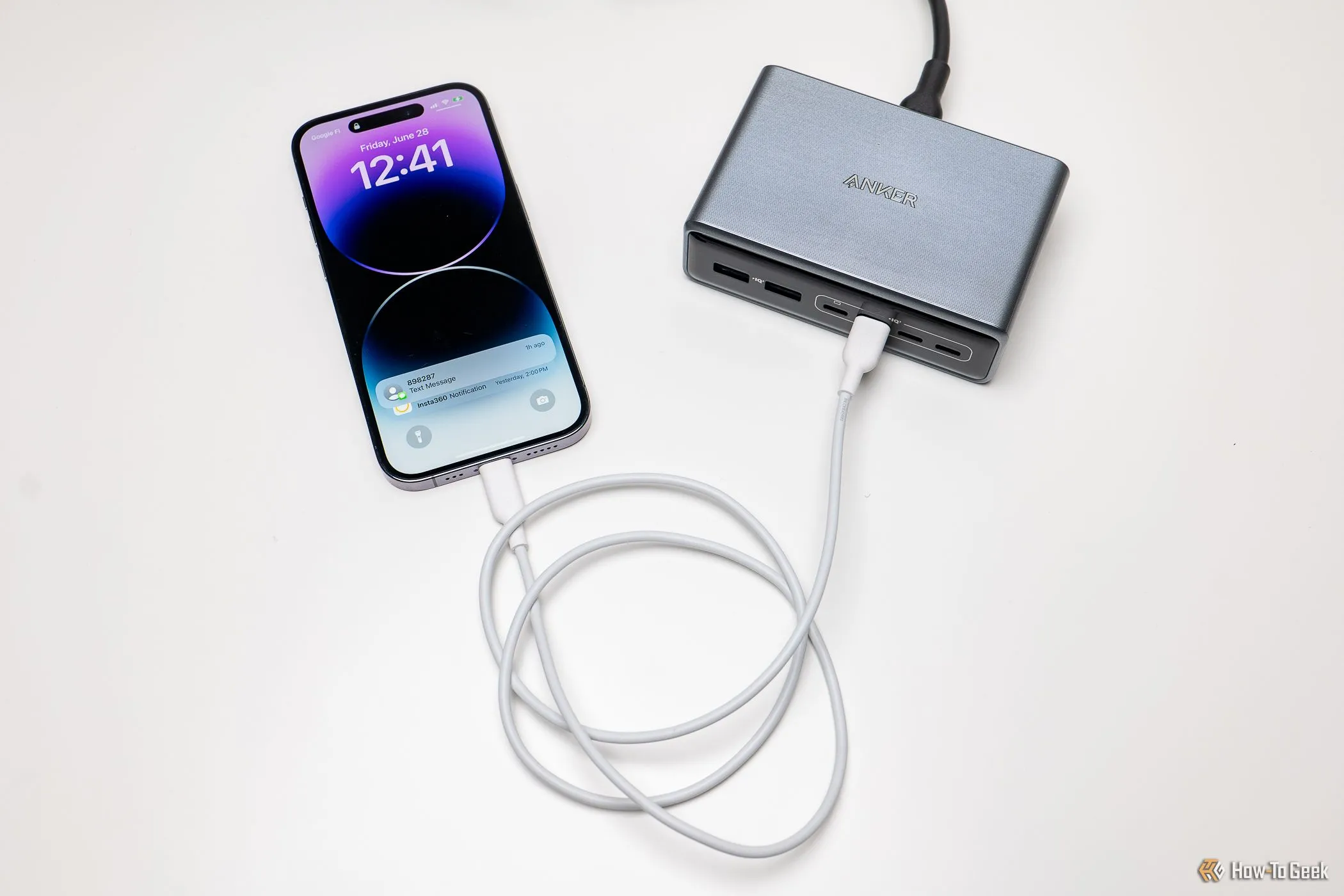 Bộ sạc Anker Prime 6-in-1 đang sạc nhanh cho một chiếc iPhone