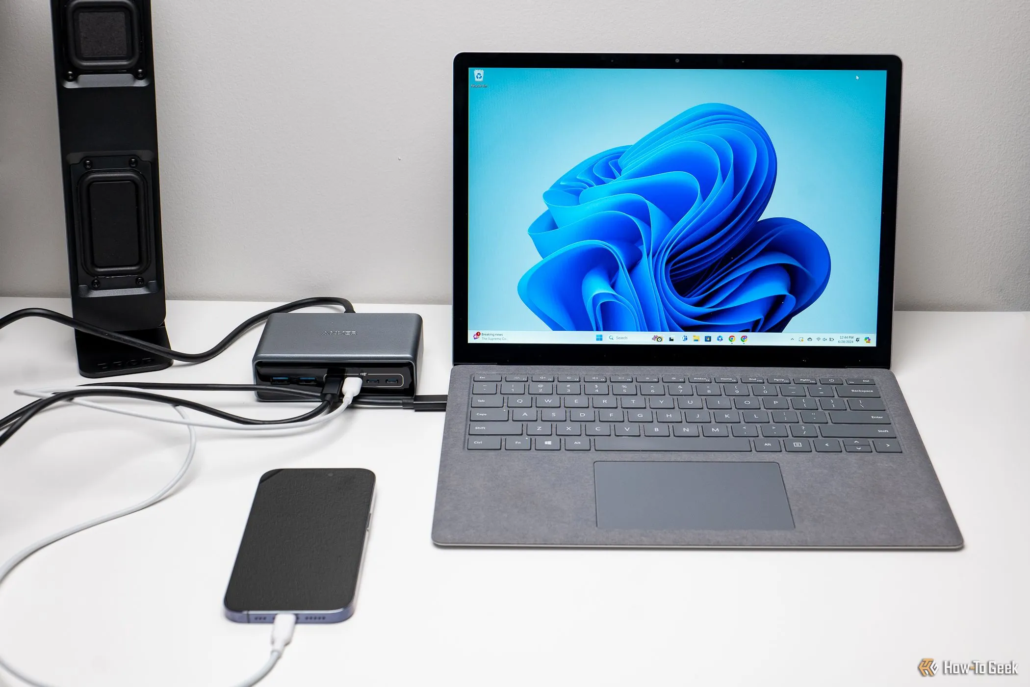 Bộ sạc Anker Prime 6-in-1 kết nối và cấp nguồn cho MacBook Pro và iPhone
