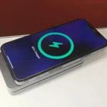 Bộ sạc MagFlow Qi2 đang sạc không dây cho iPhone ở tư thế nằm ngang, minh họa công nghệ sạc không dây di động.