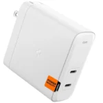 Bộ sạc tường Spigen GaN III 140W màu đen với hai cổng USB-C và chân cắm có thể gập gọn, đặt cạnh một vỏ hộp