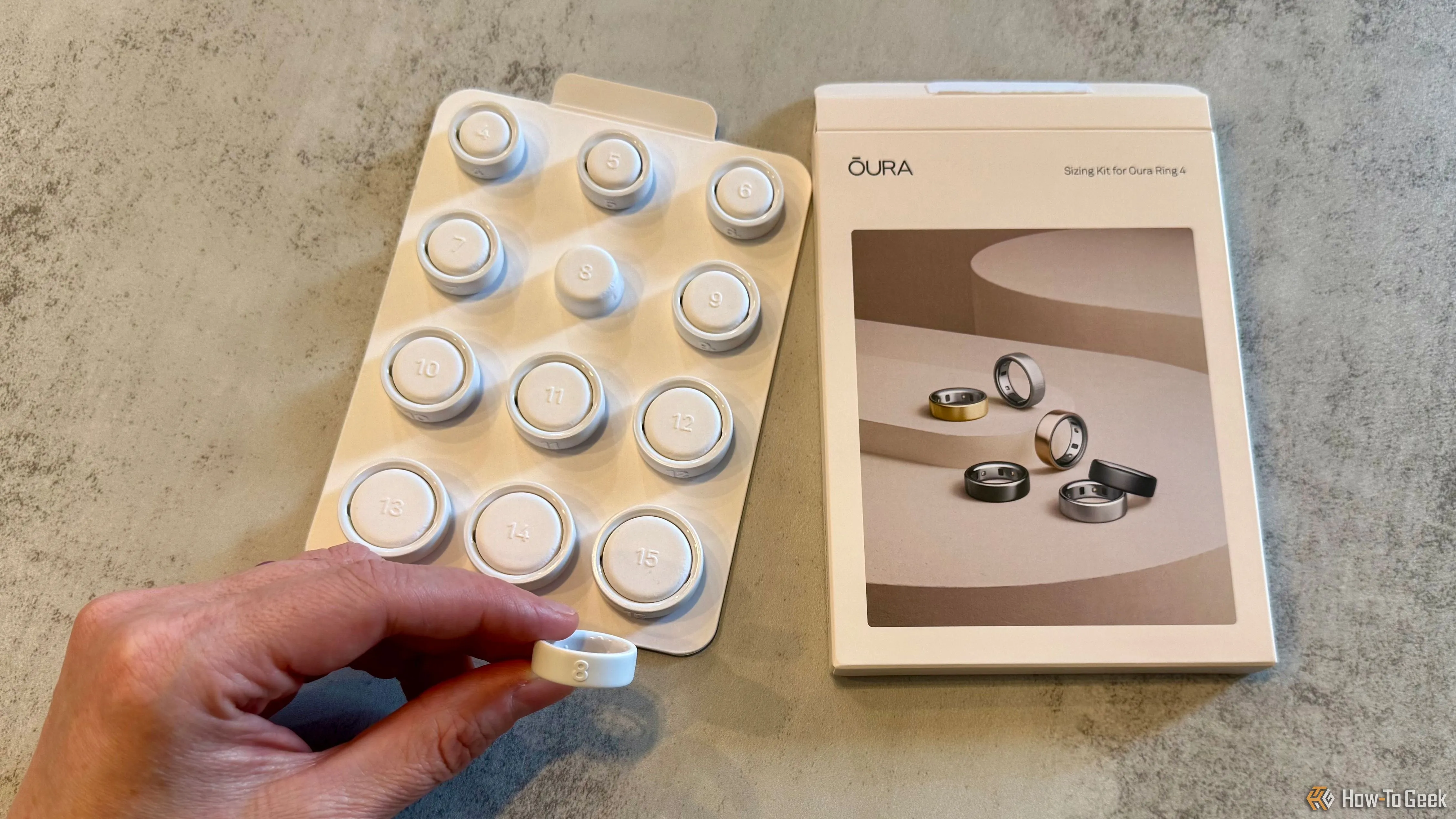 Bộ thử size Oura Ring 4 với một chiếc nhẫn thử đang được giữ trên tay