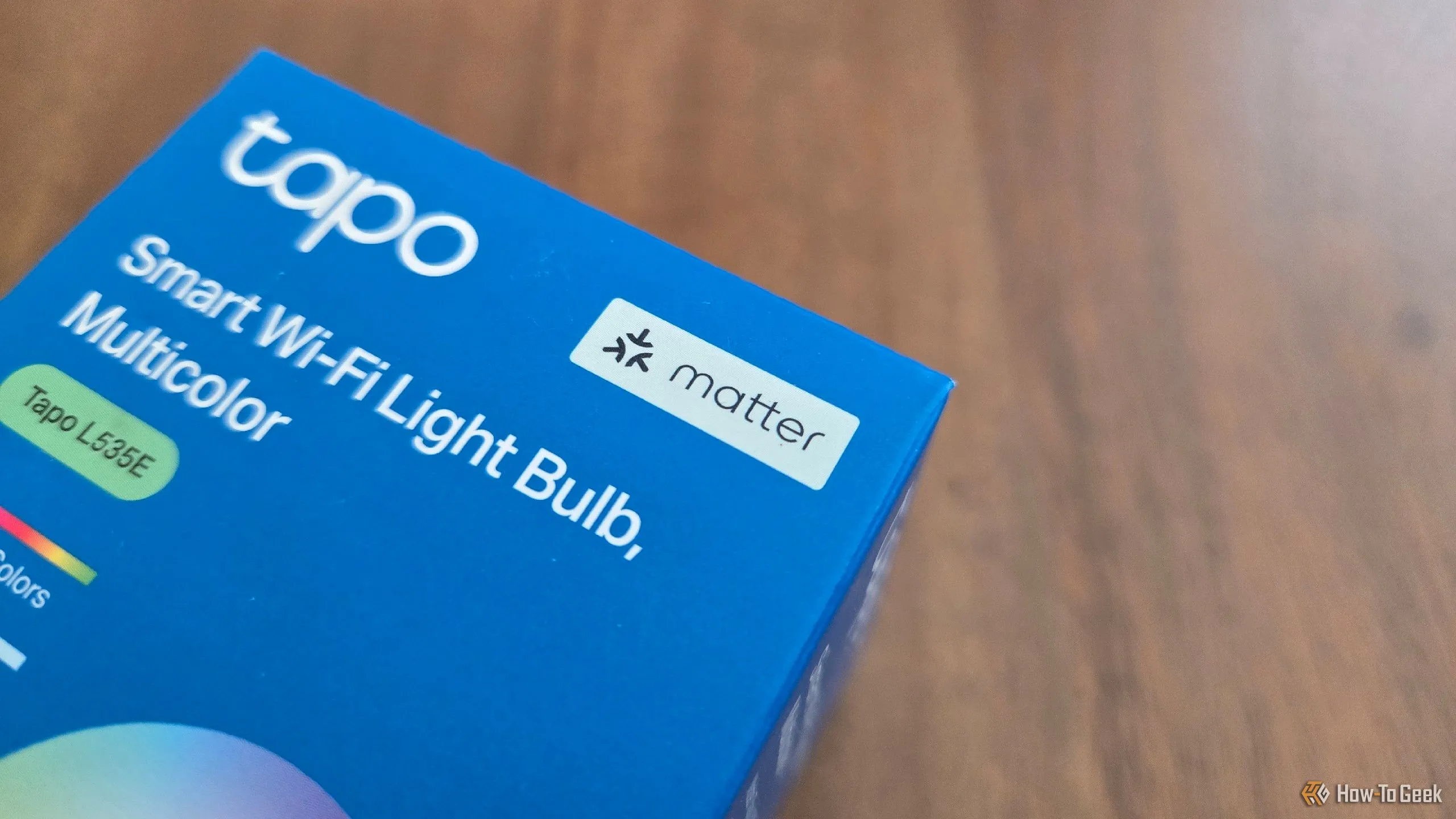 Bóng đèn thông minh TP-Link Tapo tương thích Matter còn trong hộp, biểu tượng của sự kết nối đa nền tảng trong nhà thông minh.
