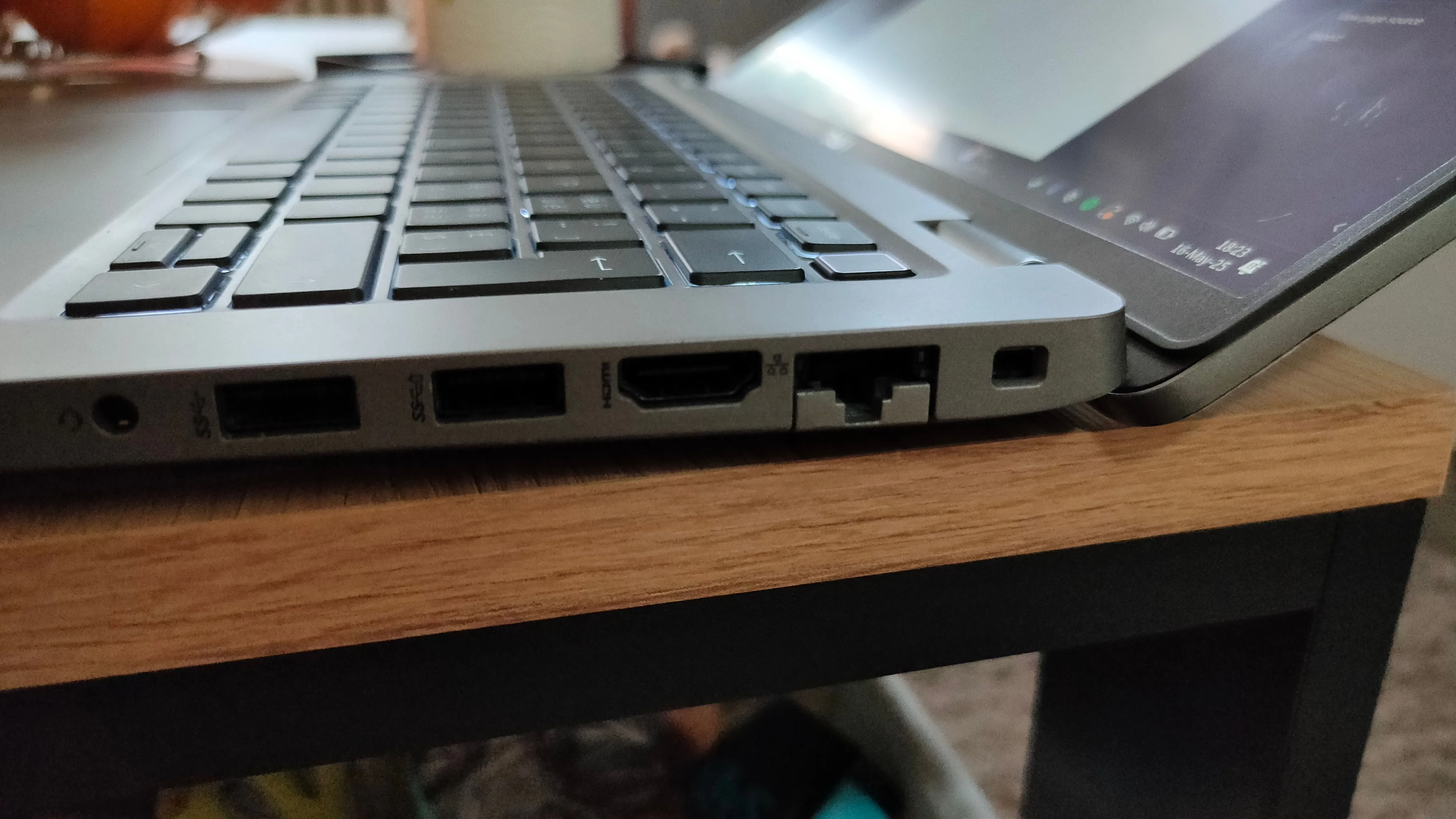 Các cổng kết nối đa dạng trên laptop bao gồm jack tai nghe 3.5mm, USB-A, HDMI, Ethernet và khe khóa Kensington