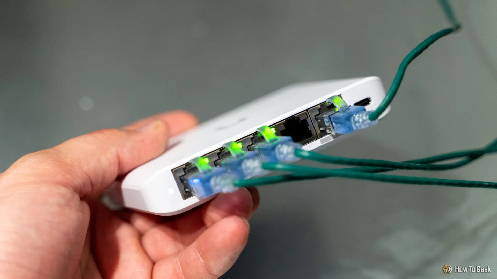 Các cổng trên bộ chuyển mạch Unifi Flex Mini 2.5G Ethernet với đèn báo trạng thái sáng