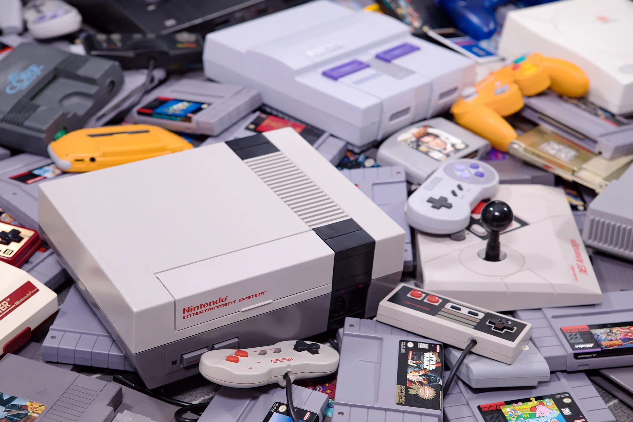 Các console NES và SNES của Nintendo cùng băng game và tay cầm cổ điển