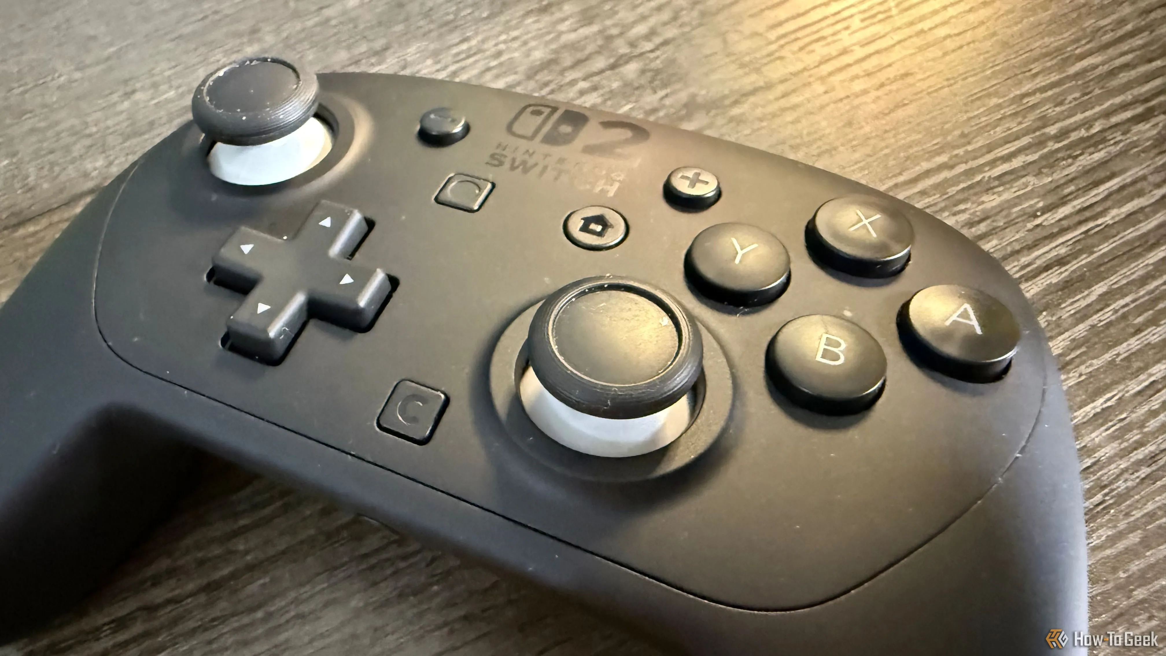 Cận cảnh các nút bấm, cần analog và D-pad trên tay cầm Switch 2 Pro