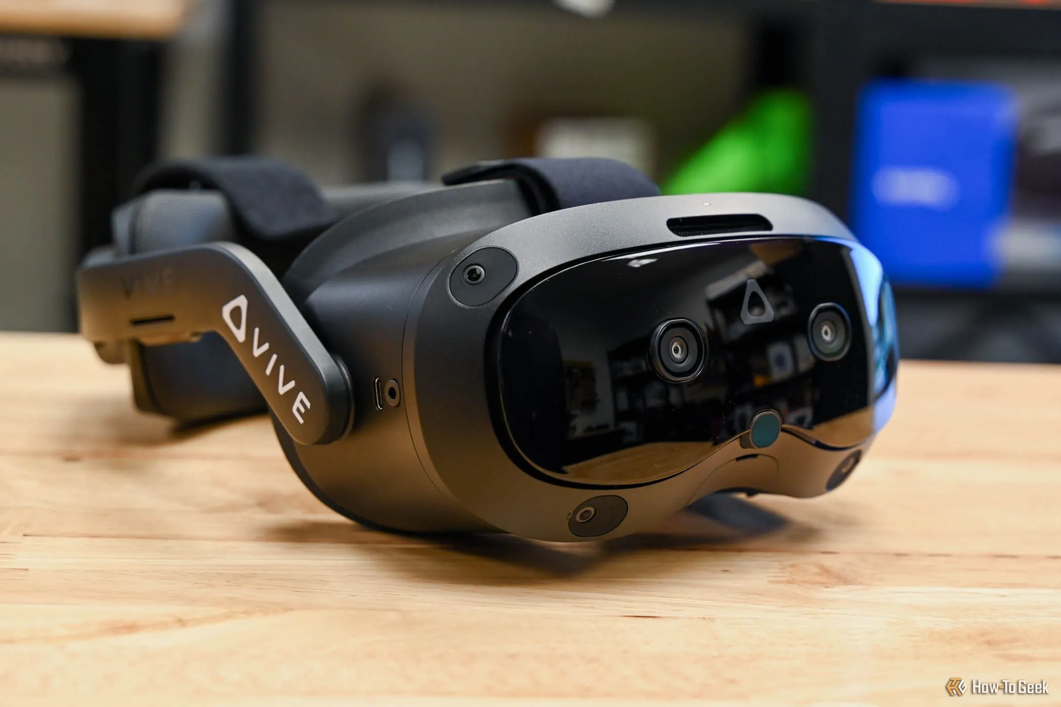 Cận cảnh camera và cảm biến trên tai nghe thực tế ảo HTC Vive Focus Vision.