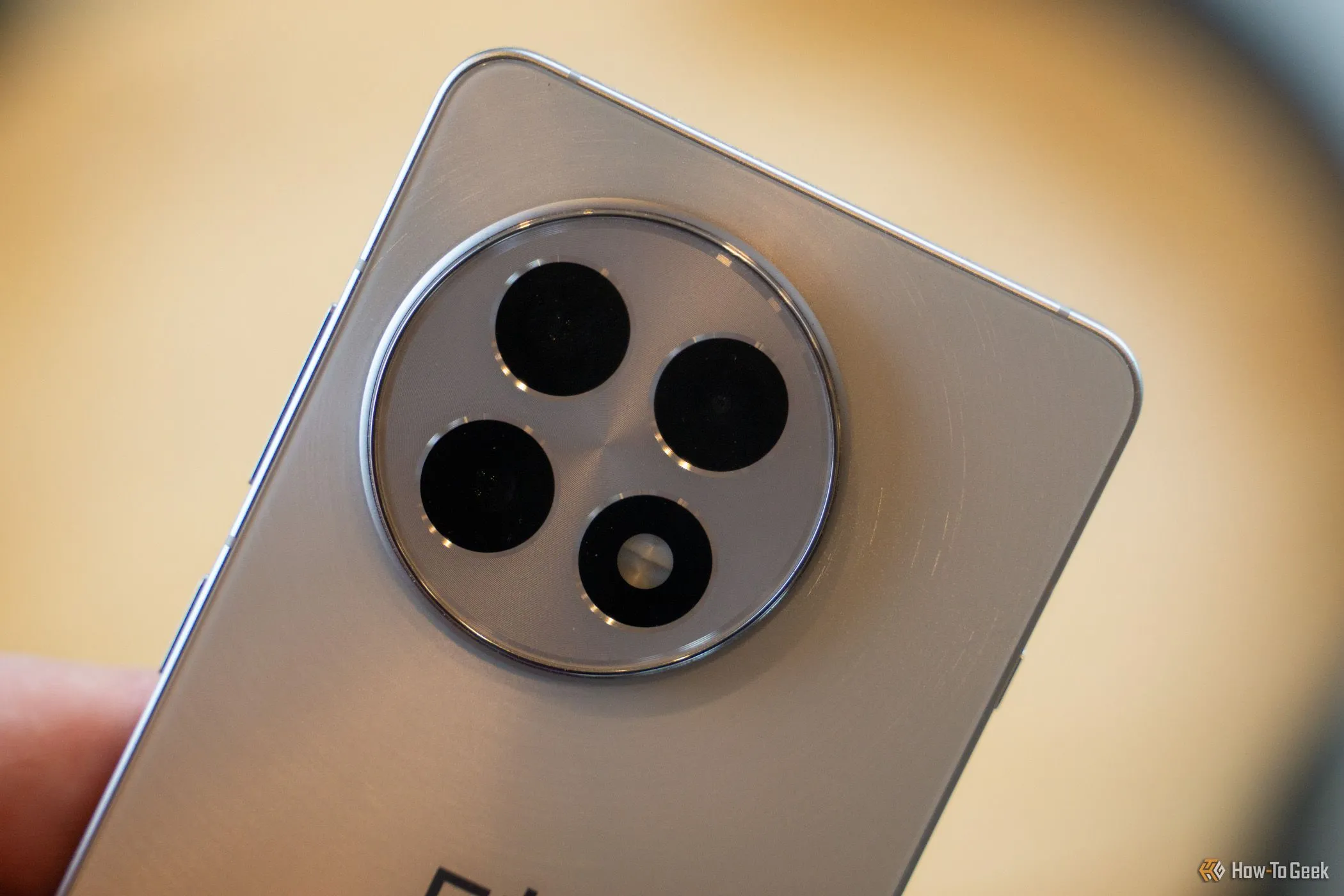 Cận cảnh cụm ba camera trên điện thoại OnePlus 13R