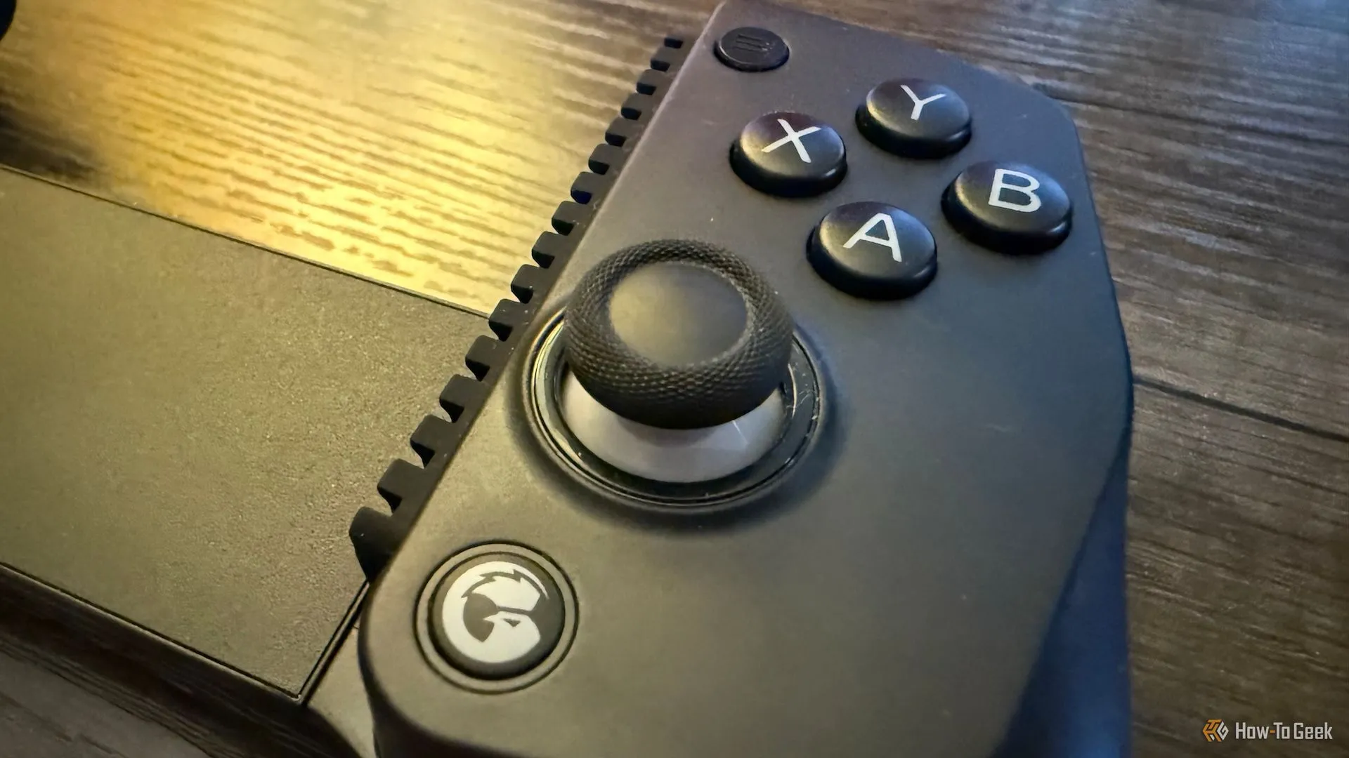Cận cảnh khu vực điều khiển bên phải của GameSir X5 Lite, bao gồm các nút bấm và cần Hall Effect.