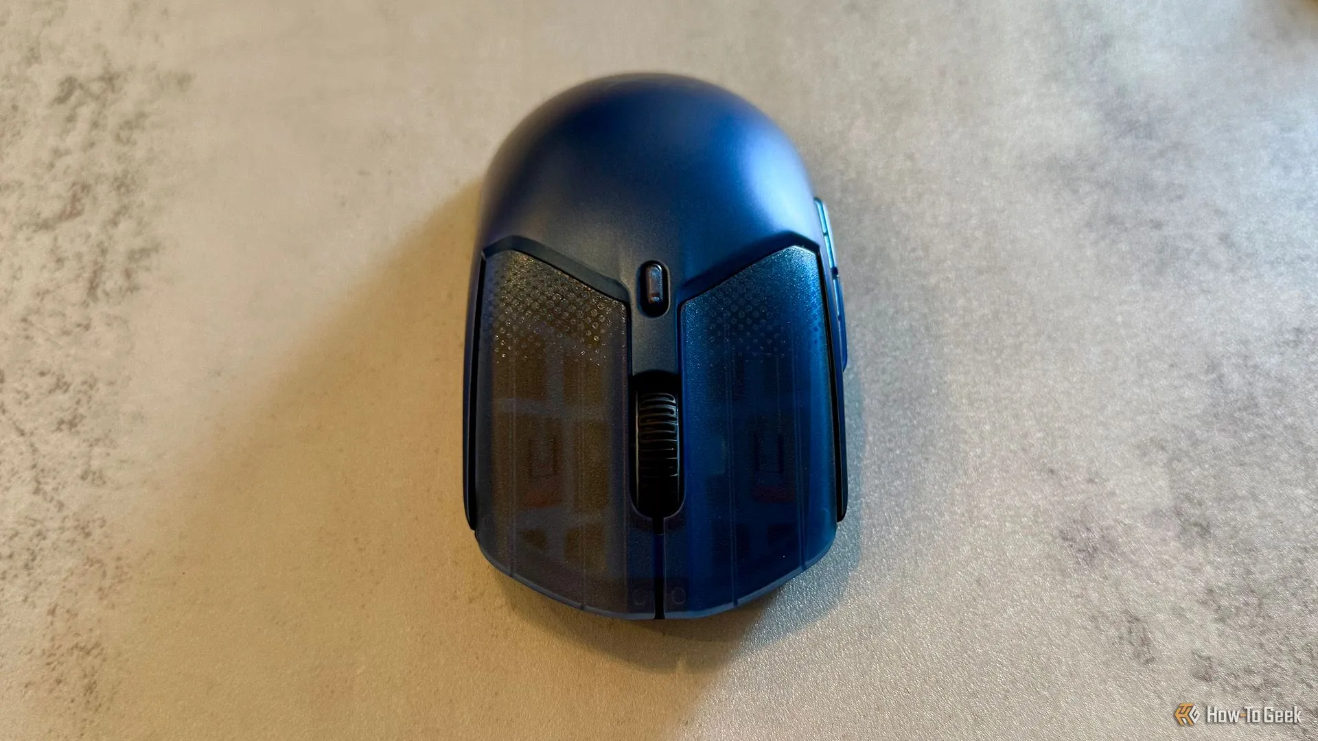 Cận cảnh mặt trước chuột HyperX Pulsefire Haste 2 S, rõ các nút bấm chính, con lăn RGB và cổng USB-C.