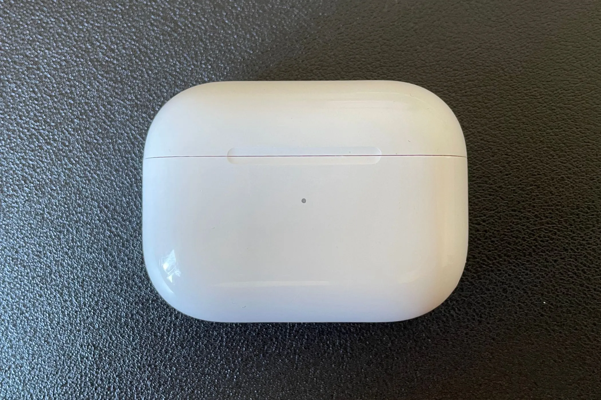 Cặp tai nghe AirPods Pro màu trắng trong hộp sạc đặt trên nền đen, đại diện cho thiết bị âm thanh Bluetooth