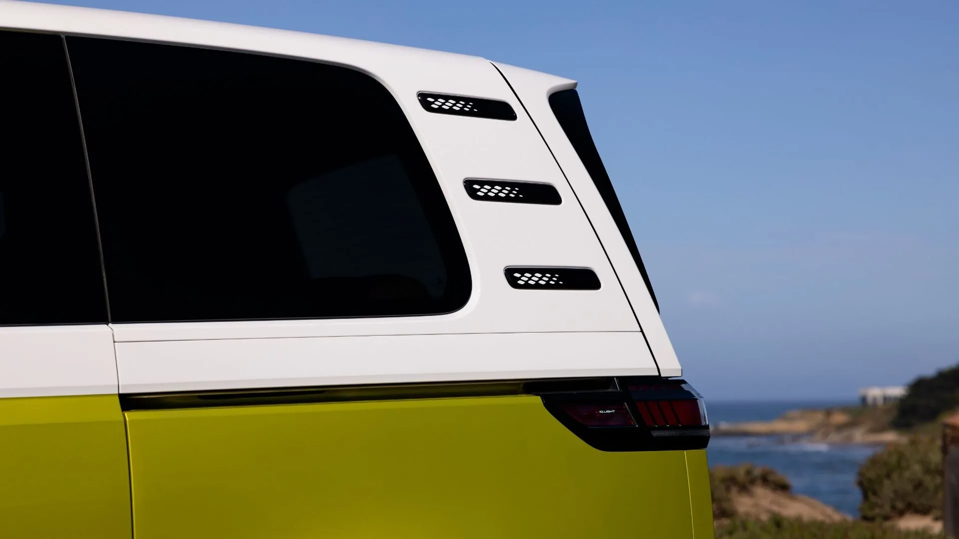 Chi tiết cột D và phần đuôi xe Volkswagen ID. Buzz 2025 màu vàng.