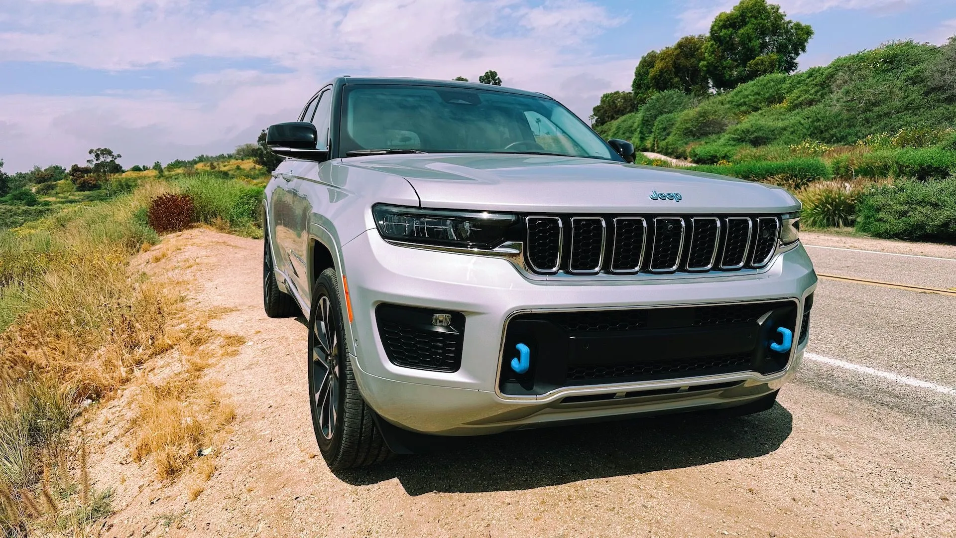 Chiếc xe Jeep đang lái trên đường, đại diện cho công nghệ tự lái