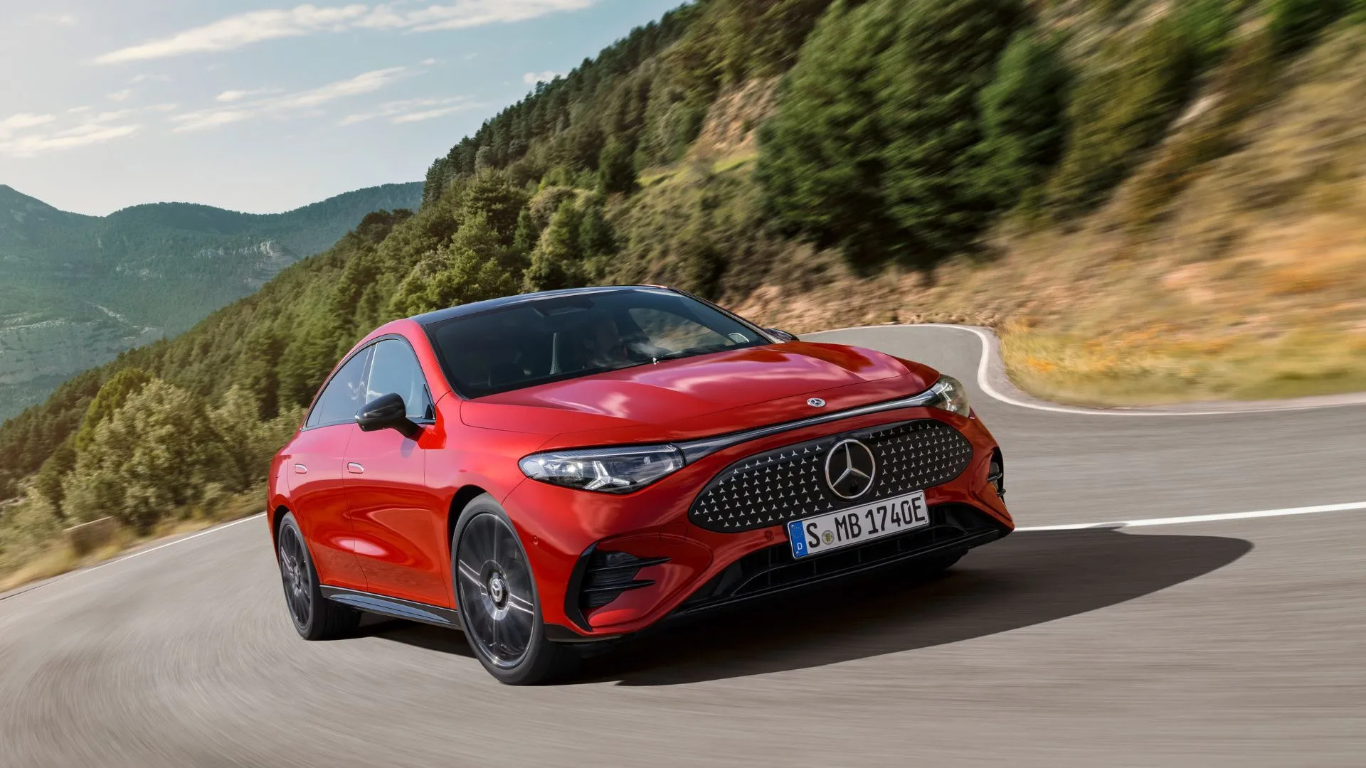 Chiếc xe Mercedes-Benz CLA mới với thiết kế hiện đại và sang trọng, đang đỗ trên đường