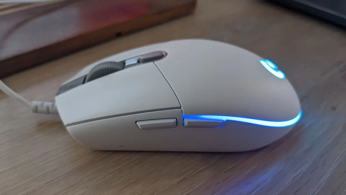Chuột gaming có dây Logitech G203 Prodigy với thiết kế công thái học và các nút bấm bên hông tiện lợi