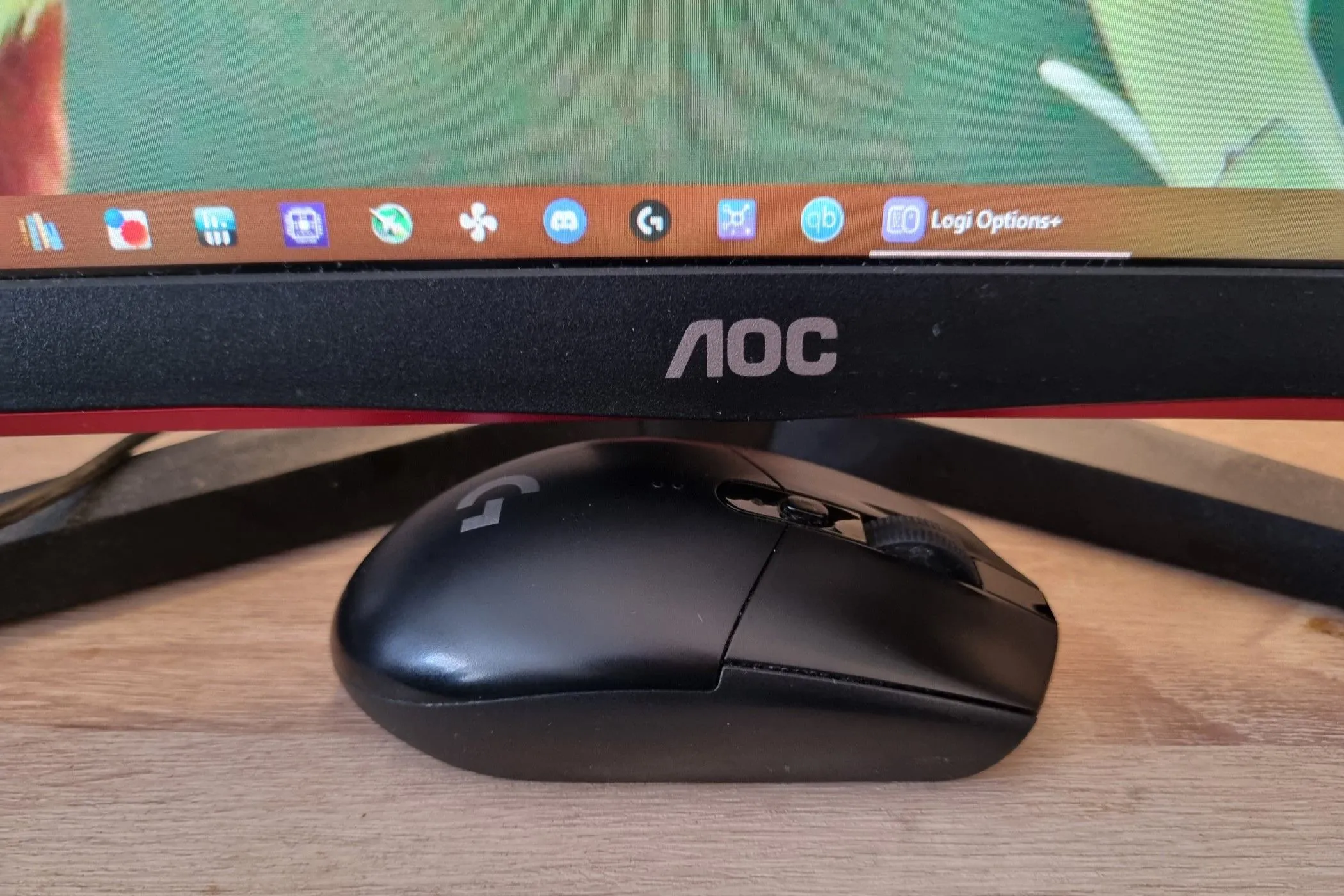 Chuột gaming không dây Logitech G305 LIGHTSPEED nhỏ gọn, đặt cạnh màn hình làm việc