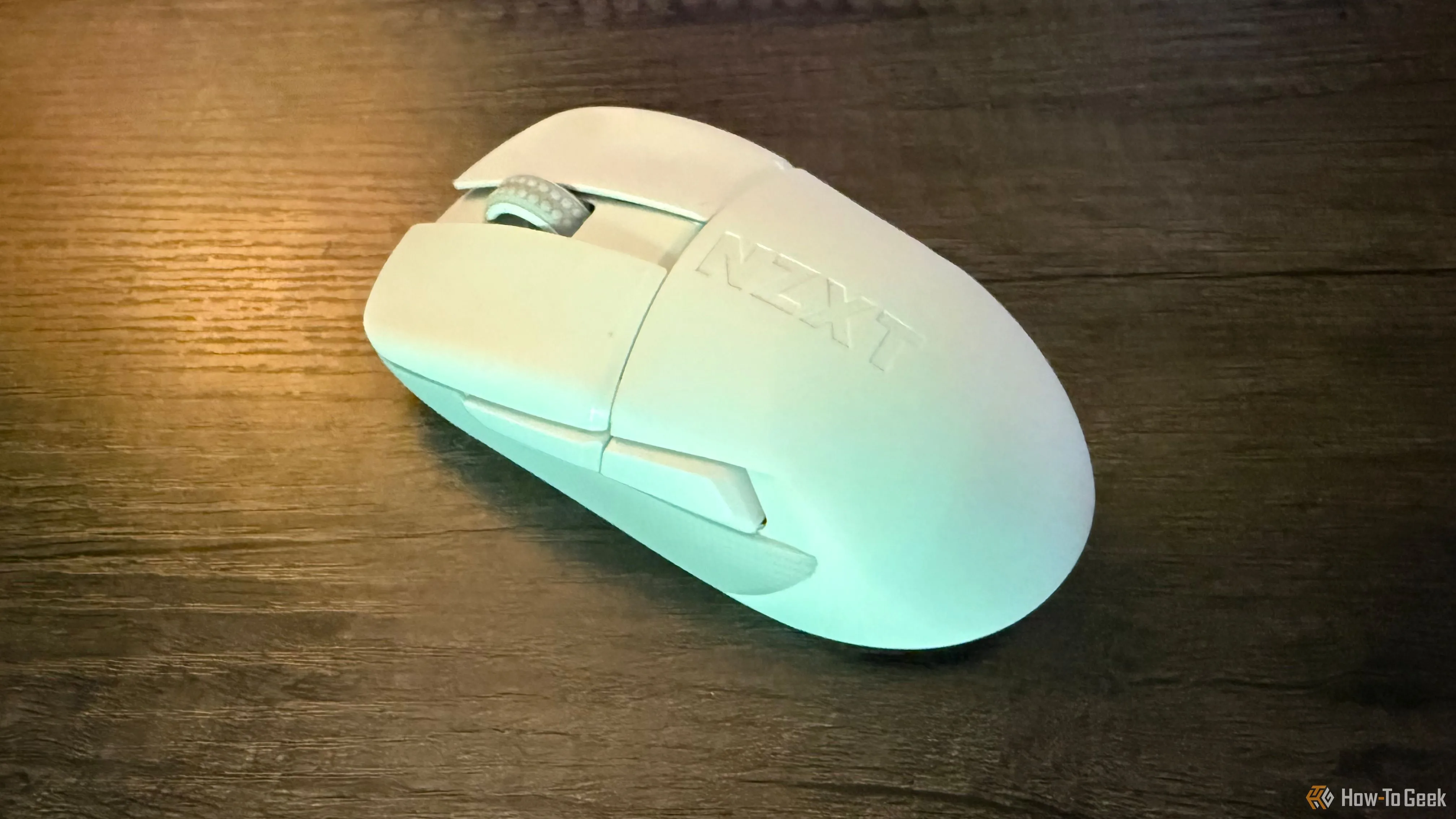 Chuột gaming không dây NZXT Lift Elite trên bàn, minh họa thiết bị quan trọng để nâng cao kỹ năng ngắm bắn.