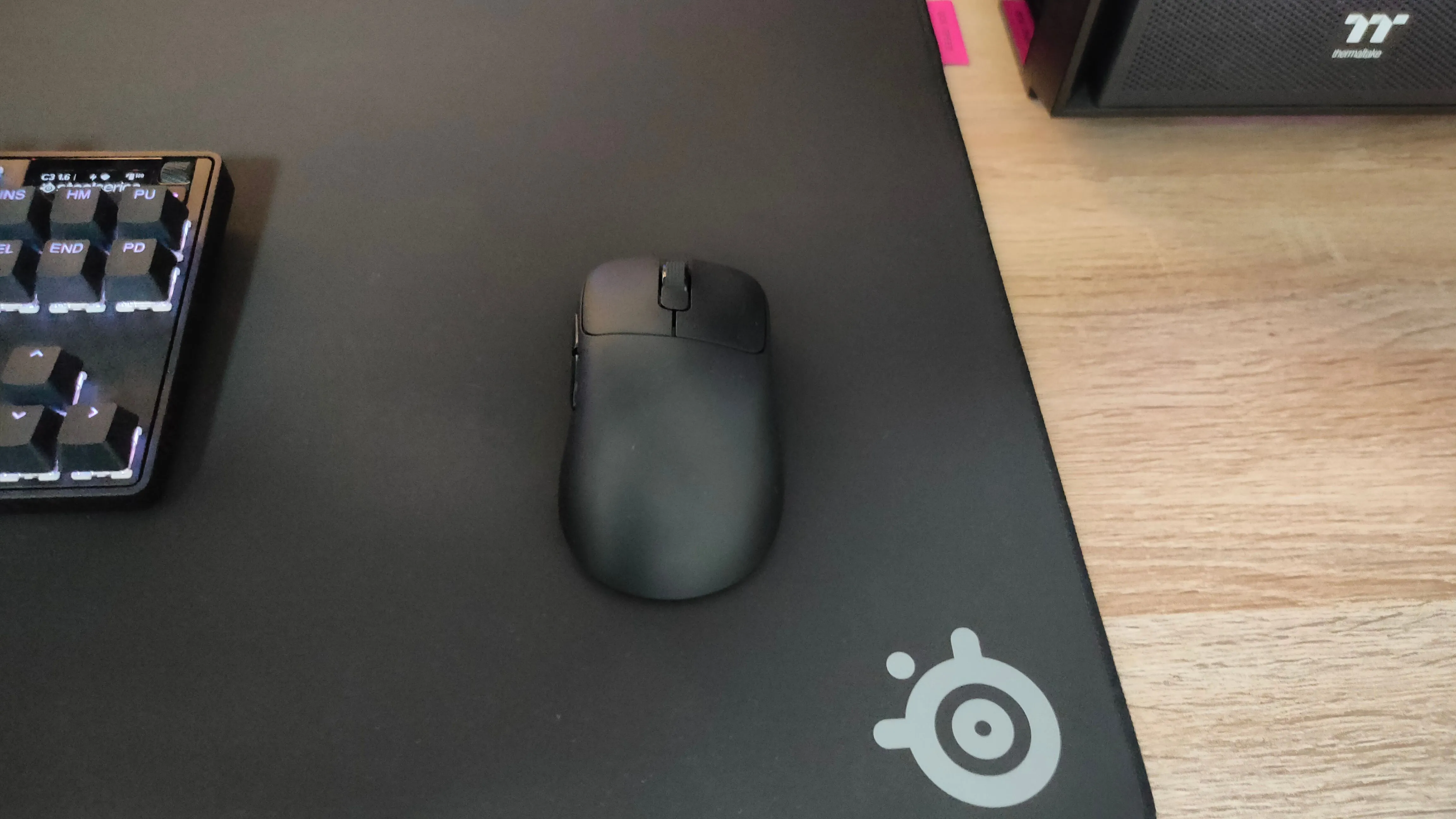 Chuột gaming siêu nhẹ Ajazz AJ179 Pro trên bề mặt thảm lót chuột SteelSeries QcK Performance Speed, thể hiện khả năng lướt mượt mà