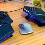 Chuột gaming và bàn phím cơ, minh họa tư thế tay thư giãn để cải thiện aim