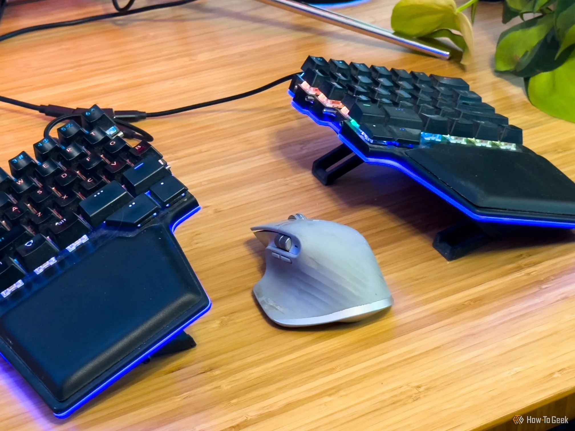 Chuột gaming và bàn phím cơ, minh họa tư thế tay thư giãn để cải thiện aim