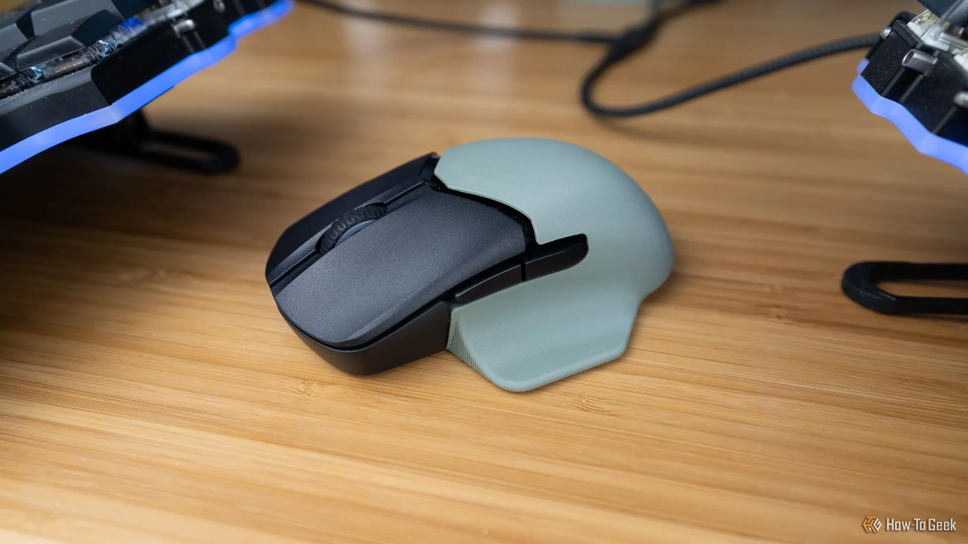 Chuột HyperX Pulsefire Saga Pro với vỏ custom in 3D và phần kê ngón cái tiện lợi