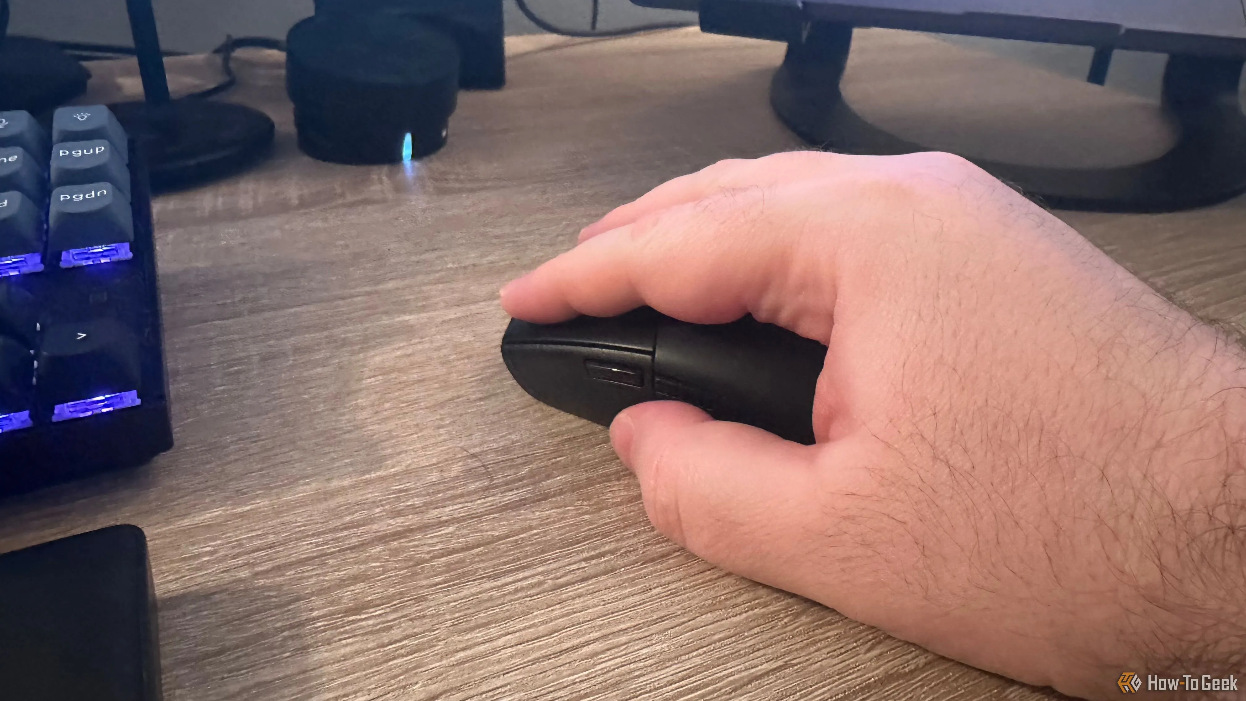 Chuột Logitech G305 được cầm gọn trong bàn tay to, minh họa kích thước nhỏ gọn phù hợp.