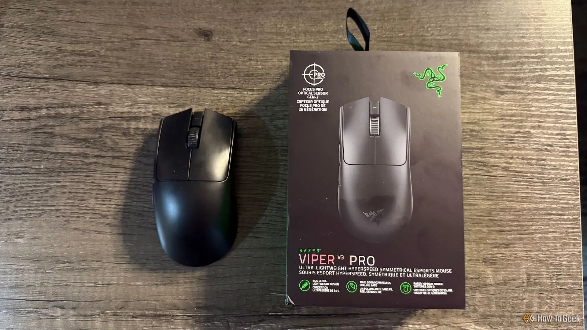 Chuột Razer Viper V3 Pro đặt cạnh hộp sản phẩm, thể hiện sự cao cấp và đầy đủ phụ kiện đi kèm.