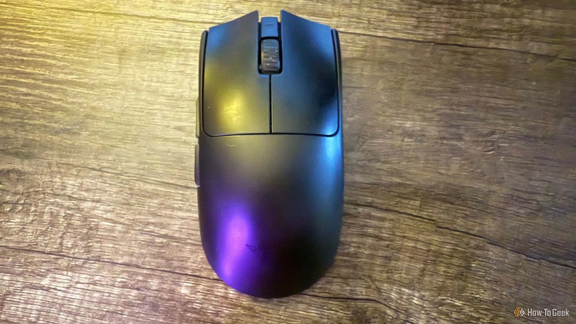 Chuột Razer Viper V3 Pro nhìn từ trên xuống, với ánh sáng phản chiếu nhẹ, cho thấy kiểu dáng đối xứng và tối giản.
