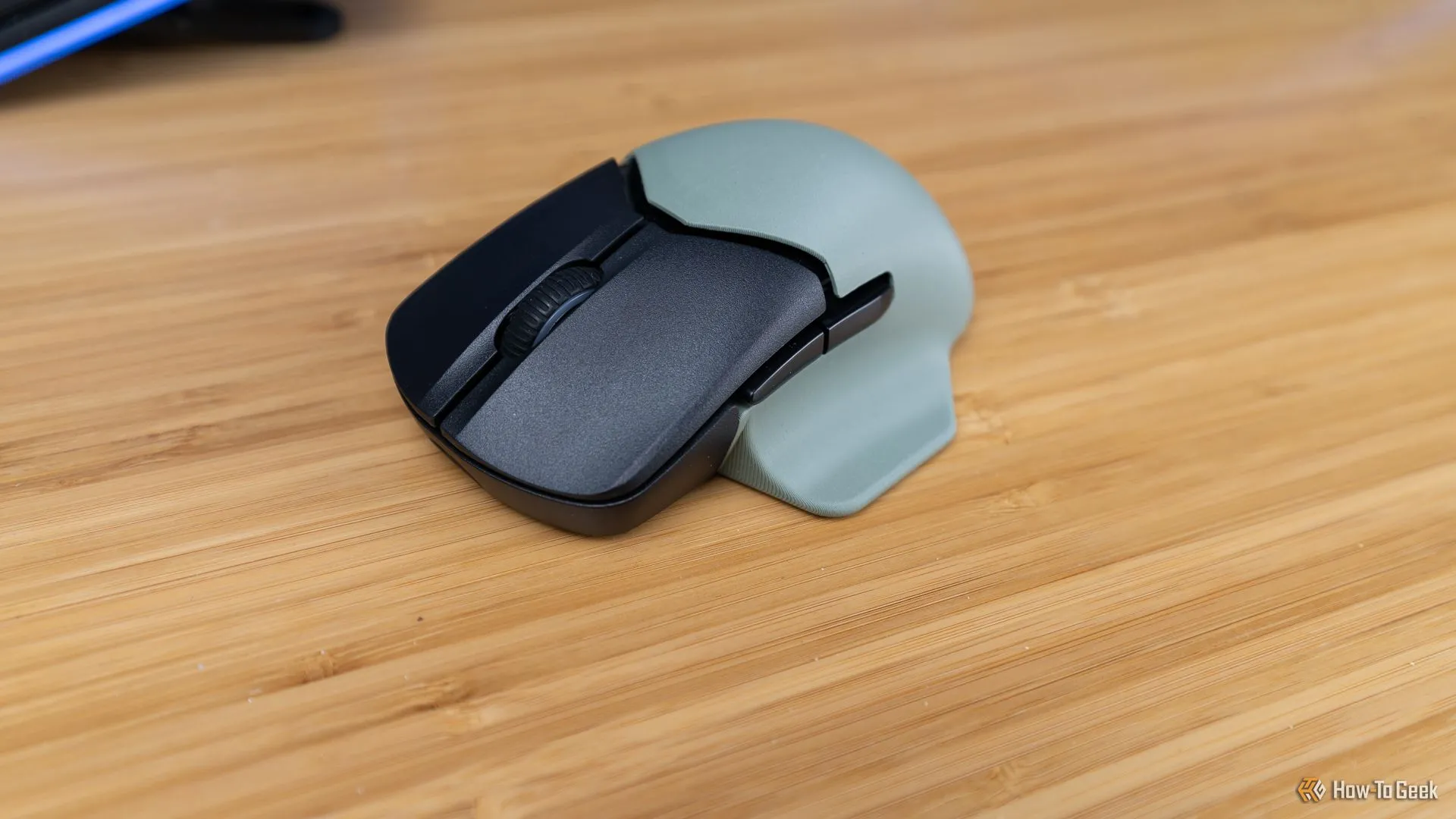Cổng sạc USB-C và con lăn LED RGB trên chuột HyperX Pulsefire Saga Pro