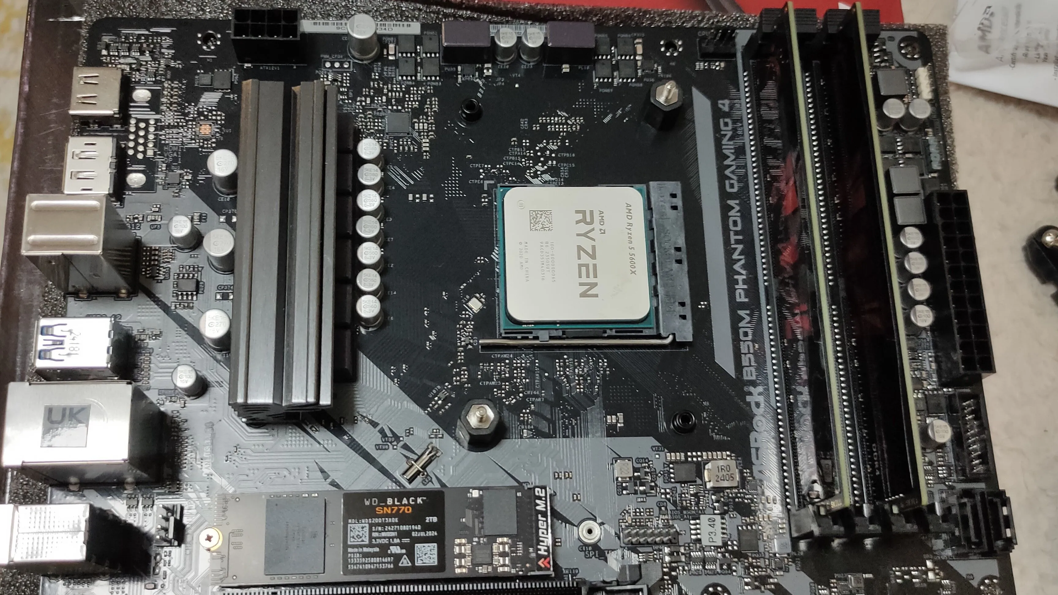 CPU AMD Ryzen 5 5600X, bo mạch chủ B550M, RAM DDR4 và SSD NVMe.