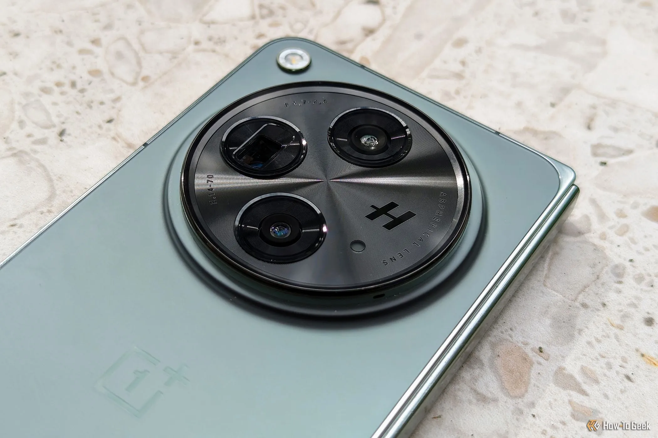 Cụm camera Hasselblad trên mặt lưng OnePlus Open