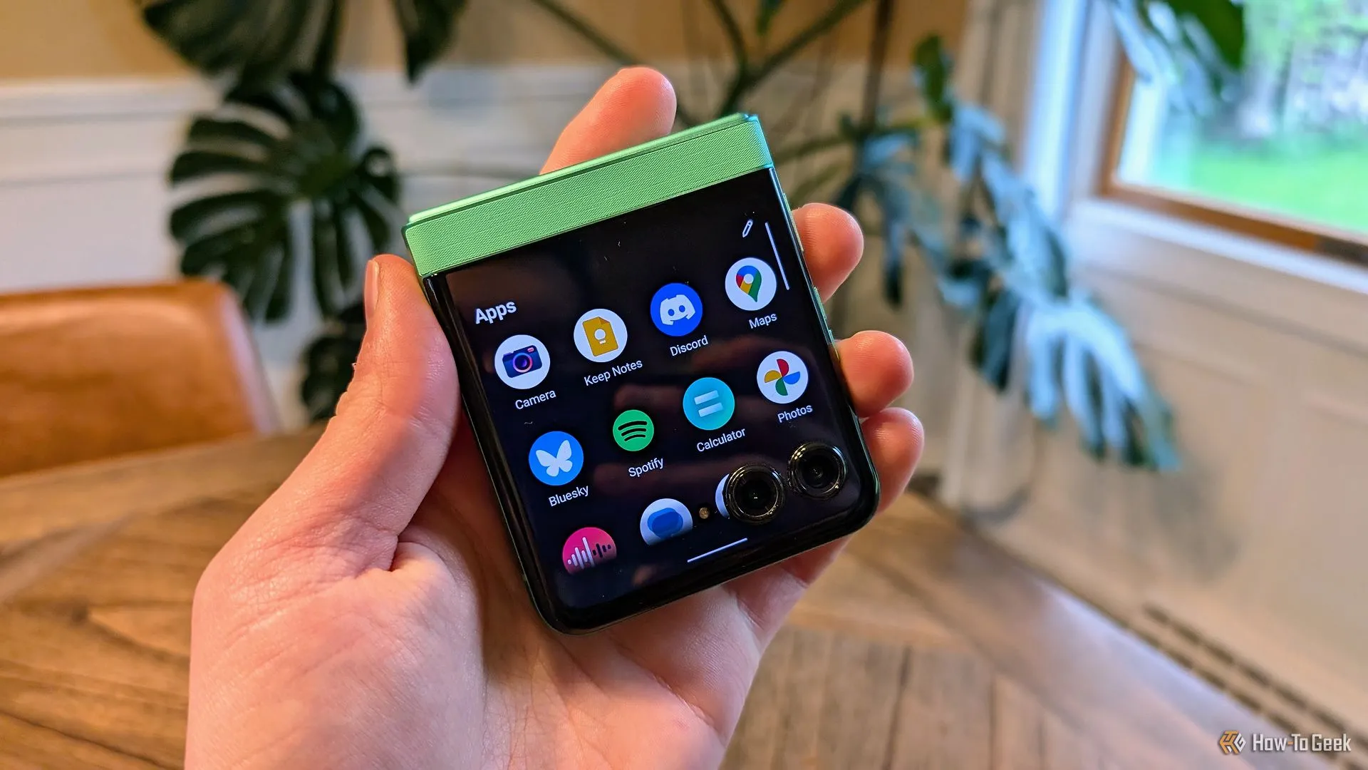 Danh sách ứng dụng hiển thị trên màn hình phụ Moto Razr 2025