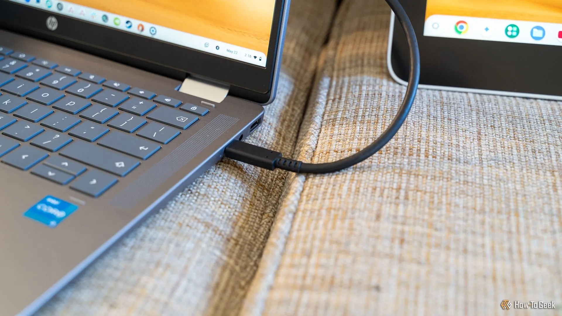 Dây cáp USB-C kết nối Chromebook với bảng vẽ Wacom