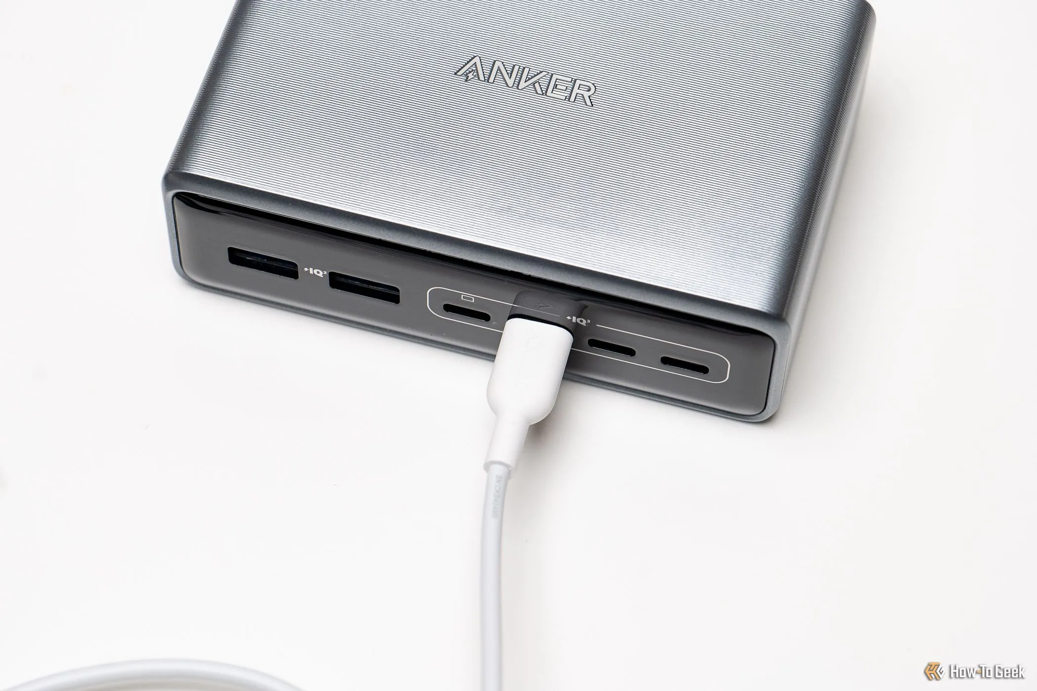 Dây sạc kết nối với cổng USB-A trên bộ sạc Anker Prime 6-in-1